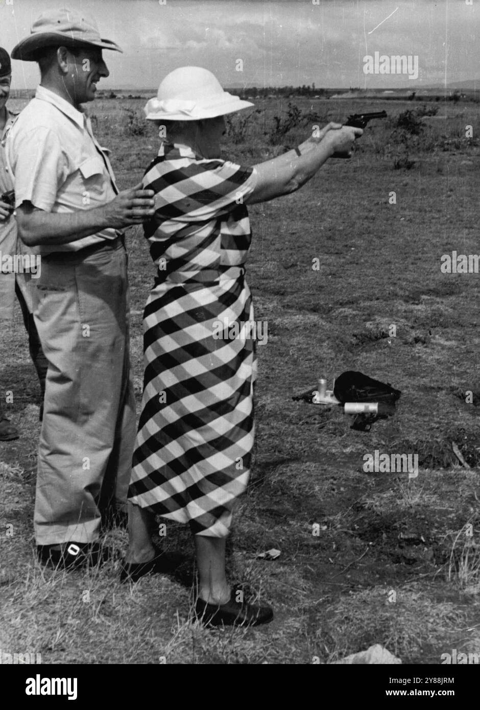 Großmütter bei Target PracticeDie alte Dame war eine gute Schussin während des Krieges 1914,1918. Sie legte ihren Revolver weg, als der Waffenstillstand kam, und erwartete nie, ihn wieder benutzen zu müssen. Sie irrte sich. In Kenia wird jedem Weißen empfohlen, eine Waffe zu tragen und zu lernen, wie man sie benutzt. Wenn Sie ein Bad haben, legen Sie Ihren Revolver mit dem Schwamm. Beim Essen gibt es neben den Suppenlöffeln eine Automatik. Die Erfahrung hat gezeigt, dass es nicht ausreicht, bewaffnet zu sein. Mau Mau war erfolgreich, als Waffen zu langsam eingesetzt wurden. März 1953. (Foto: Paul Popper, Paul Popper Ltd.) Stockfoto