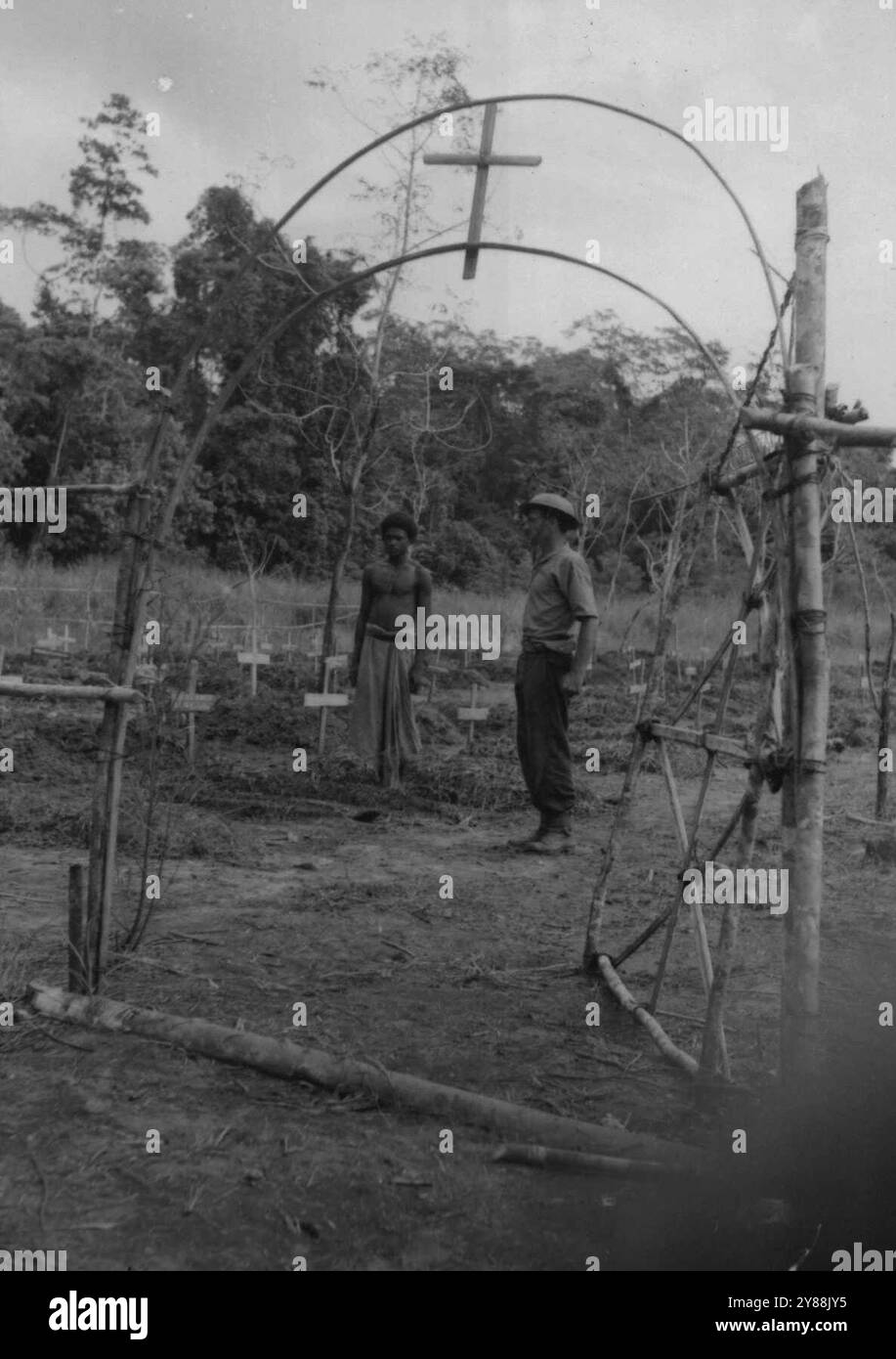 A.I.F. in Guinea Scenes & Action - war Years 1939-45 - (siehe Papaun Trupps for Fuzzy PIC of Helping Wounded - Australian Military. März 1943. Stockfoto