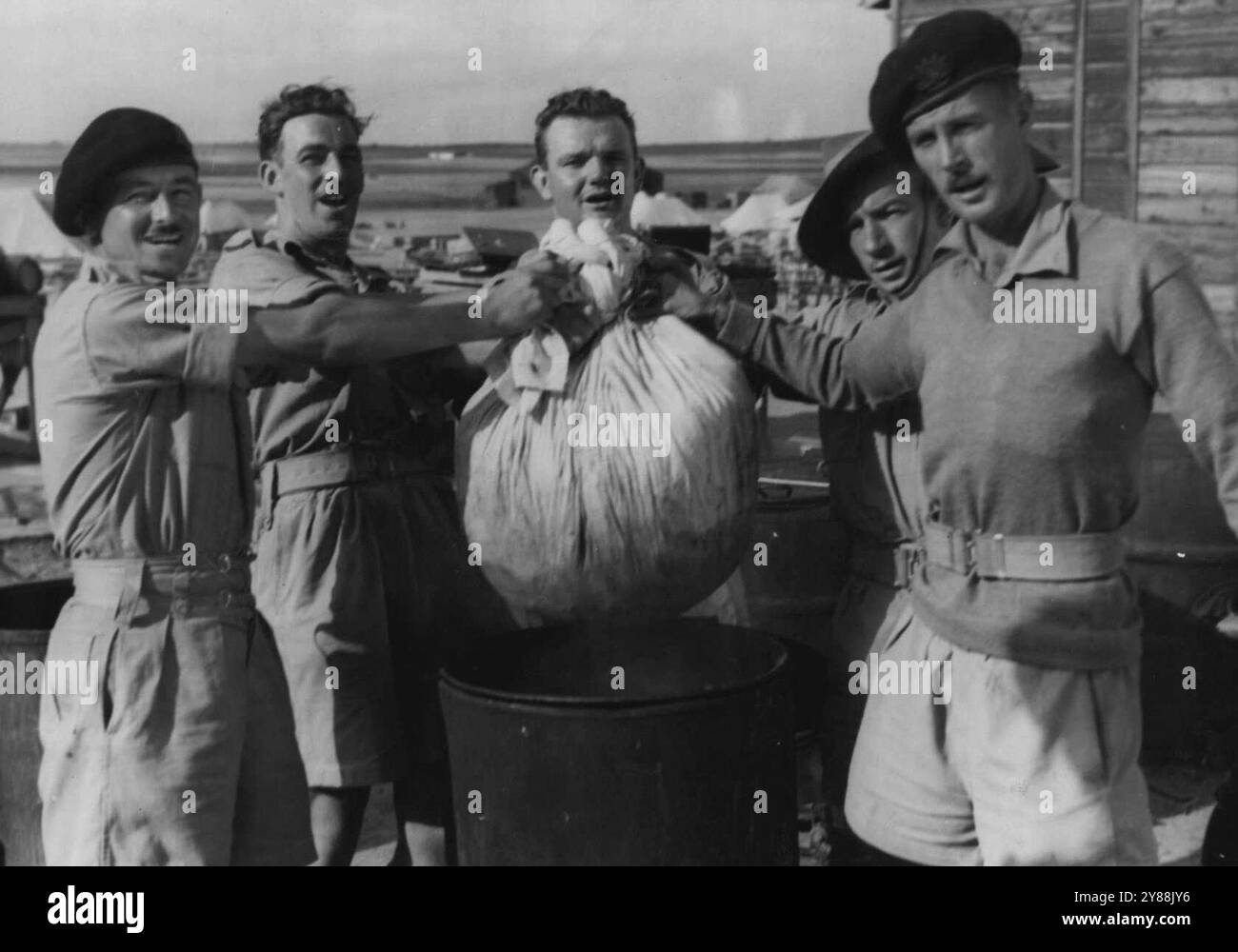 Weihnachten wird im traditionellen Stil gefeiert ***** A.I.F. im Nahen Osten. Die Männer Proben ***** Pflaumenpuddings kochen und Kuchen backen. Mitglieder eines australischen Kavallerie-Regiments bereiten ihren Weihnachtspudding zu. Dezember 1941. Stockfoto