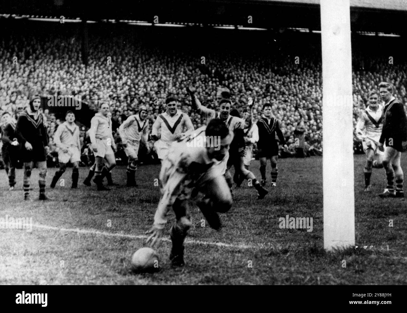 Zum zweiten Mal für England - Ryder legt den Ball über die australische Linie, um Großbritannien den zweiten Versuch in diesem 1. Testspiel der australischen Tour zu geben. Großbritannien gewann 19 zu 6 Punkte. Oktober 1952. Stockfoto