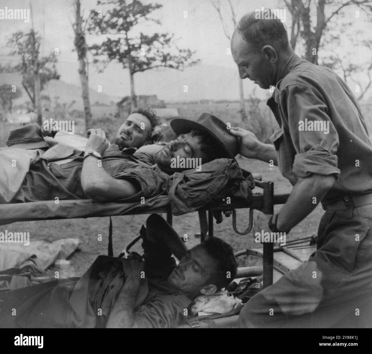 Das obere Ramu-Tal -- das ist der fortschrittlichste medizinische Posten im Schlachtgebiet. Sgt. A. Goul oder Middle Park Victoria mit Männern, die im Kampf verletzt wurden. November 1943. Stockfoto