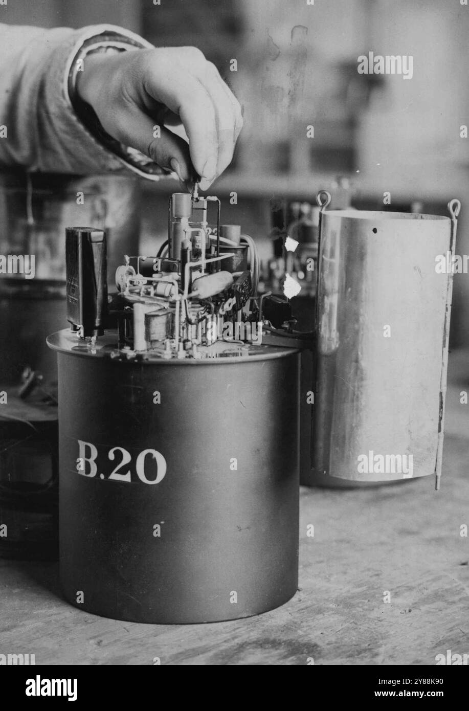 Wetterexperten führen Luftkriegsführung durch -- das empfindliche Funkgerät vor dem Schließen des Containers im Readline Force 'Flug anpassen. "Die meteorologischen Beamten des Luftministers benutzen ***** "Radio-Sonde"-Instrumente zur Untersuchung der oberen Atmosphäre und zur Erfassung von Wetterbedingungen ein wichtiger Dienst in der modernen Ware. Kleine Ballons werden von meteorologischen Stationen zur Prüfung geschickt ***** Temperatur und Druck in großen Höhen. Ein kleines kurzwelliges Funkübertragungsset wird an den Ballons befestigt und sendet automatisch an ***** Jede Bewegung des Thermometers und des Barometers wird mit dem Sa getragen Stockfoto