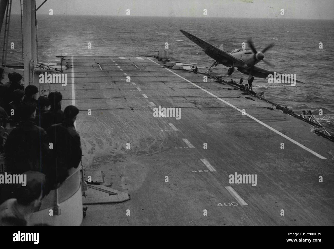 Navy's Week-End-Spieler haben Training über Wasser in 'illustre' -- Ein Seafire macht einen erfolglosen Anflug auf das Flugdeck der H.M.S. Illustration und fliegt wieder ab. "Wochenendflugzeuge" der Royal Naval Volunteer Reserve haben ihre zivilen Jobs für 14 Tage verlassen, um ihre Ausbildung an Bord des Flottenträgers "illustrous" im Ärmelkanal auf den neuesten Stand zu bringen. An Bord der 'illustren' befinden sich Seafire-Kämpfer von drei der vier Luftstaffeln der Royal Navy, die von der R.N.V.R besetzt sind. Ihre Programme beinhalten Dummy-Strikes, neue Landetechniken und Radarabhörübungen. Das Flugzeug ist Stockfoto