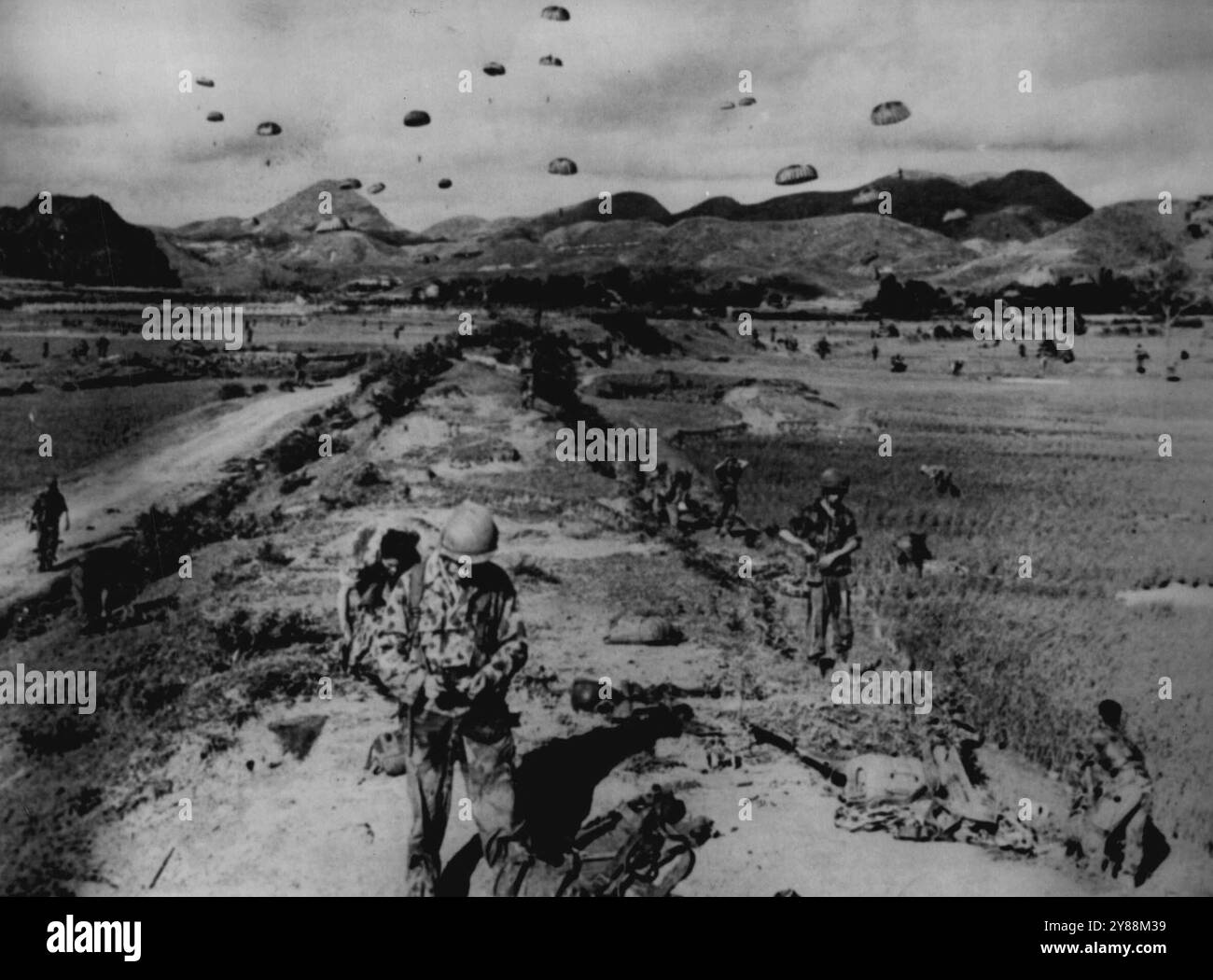 Französische Fallschirmjäger Smash Rebel Base -- französische Fallschirmjäger landen am 17. Juli 5.000 während des Paratroop-RAID auf der kommunistischen Rebellenbasis Vietnam in der Gegend von Langson. Der Stützpunkt, nur sechs Meilen von der Grenze zu Rotem China entfernt, beherbergte etwa 5.000 Tonnen kommunistischer Suppliesk, die während dreimonatiger Lieferungen aus China aufgebaut wurden. Die französischen Fallschirmjäger nahmen die Rebellen überraschend dorthin und zerstörten während der 12 Stunden dort alles, was nicht weggetragen werden konnte. Dann begannen die Fallschirmjägerjägerjägerjägerjägerjägerjägerjäger Territorium, mit einer Entlastungskolonne aus dem Hanoi Verteidigungsgebiet. Es gab nur wenige französische C Stockfoto