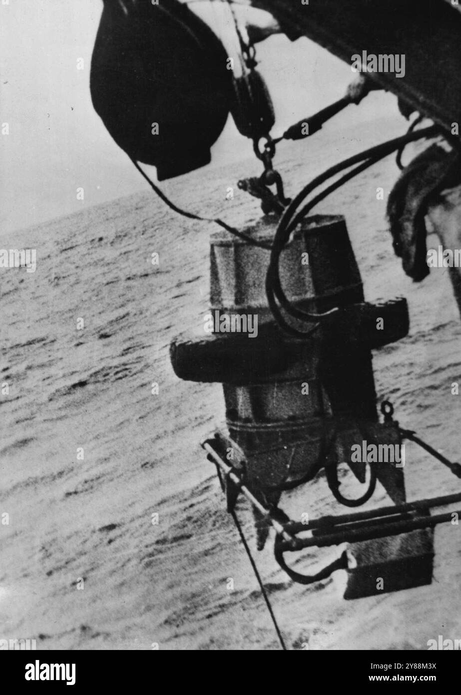 TV-Kamera in Comet Salvage Search -- das admiralität-entworfene Gehäuse, das für die Unterwasser-Fernsehkamera gemacht wurde. Eine Serie von Bildern von Fernsehkameras und Unterwasseraufnahmen, die während der Suche der Royal Navy nach dem Comet-Flugzeug gemacht wurden, das vor Elba abstürzte. Während der acht Wochen andauernden Operation unter dem Kommando von Admiral dem Earl Mountbatten wurde etwa ein Zehntel des Wracks geborgen. Experten untersuchen die an die Oberfläche gebrachten Teile, um die Ursache des Flugzeugabsturzes zu ermitteln. März 1954. (Foto: Britischer Offizieller Fotogr Stockfoto