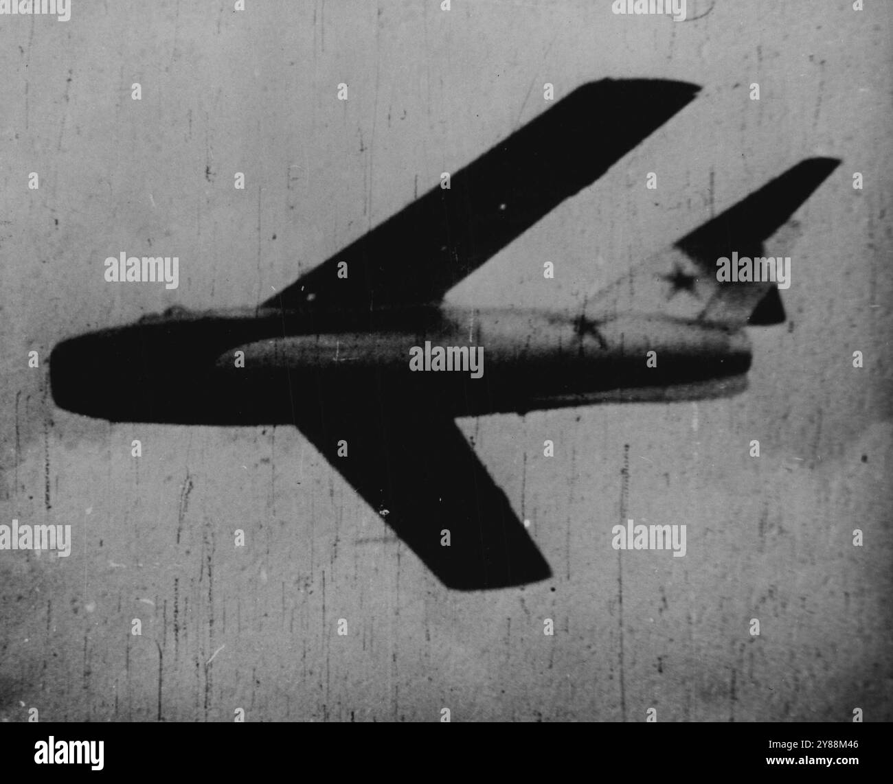 Dies ist eine Szene aus einer Wochenschau, die einen Lavochkin Jet der sowjetischen Luftwaffe darstellt, einen der modernsten und fortschrittlichsten sowjetischen Jets. Sie ist durch ihre geschwungenen hinteren Flügel gekennzeichnet. Dieser Jet ist schneller als der Yak-Jet. Januar 1951. Stockfoto