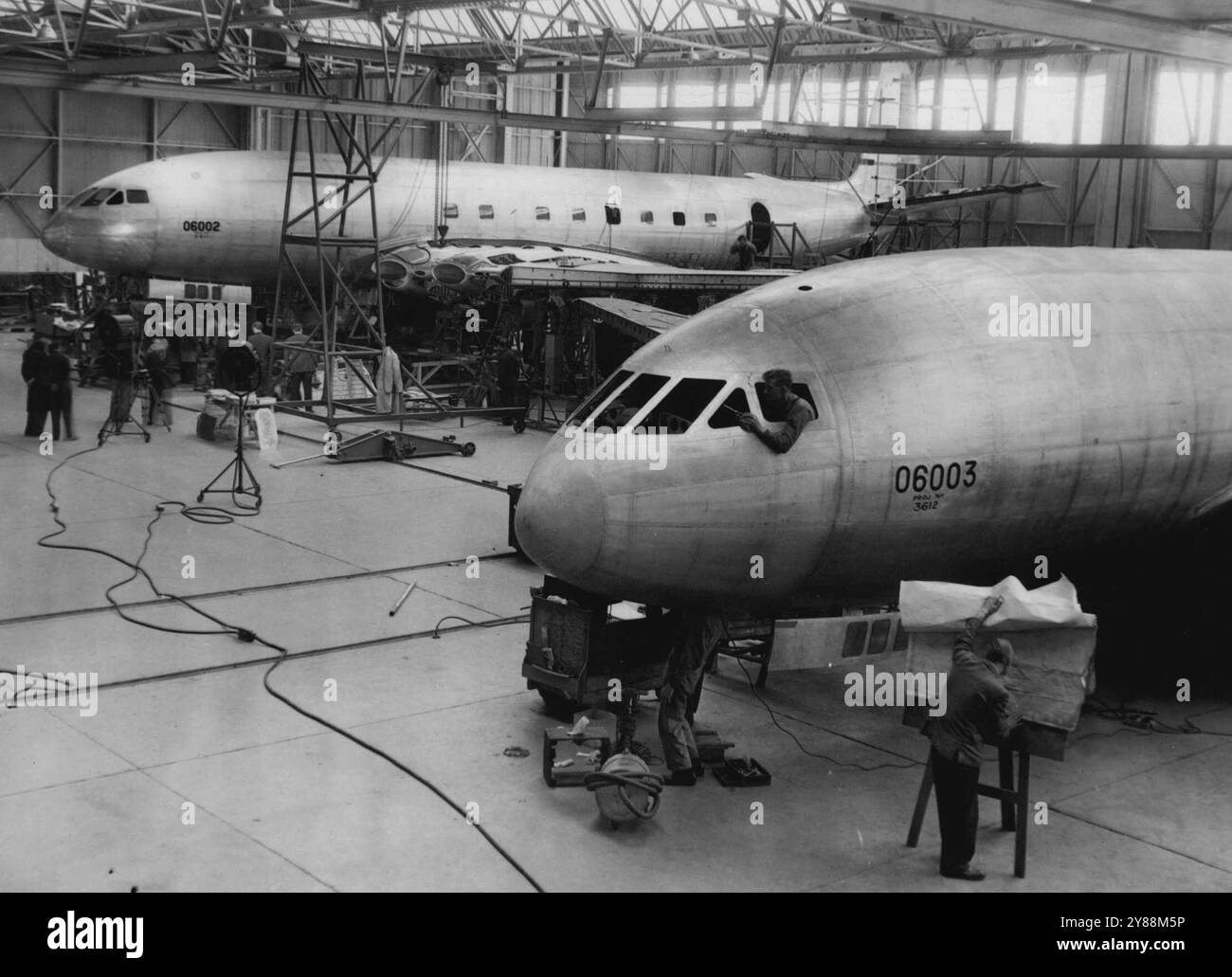 Mehr 'Kometen' - die Welt ***** Flugzeuge - Unter ***** - Arbeiten Sie an der stromlinienförmigen Nase eines der Kometen, während im Hintergrund ein weiterer Komet im Bau ist Der Erfolg der weltweit ersten ***** , Der de Havilland 'Comet', der zwei ***** hat Flüge nach seinem Namen, andere sind jetzt ***** Bauarbeiten in der Fabrik de Havilland hier. Die zweite ***** Voraussichtlich im Spätsommer dieses Jahres. Die ersten beiden, die von der Fließband kamen, wurden vom Versorgungsministerium auf einer normalen kommerziellen Basis bestellt. 30. März 1950. Stockfoto