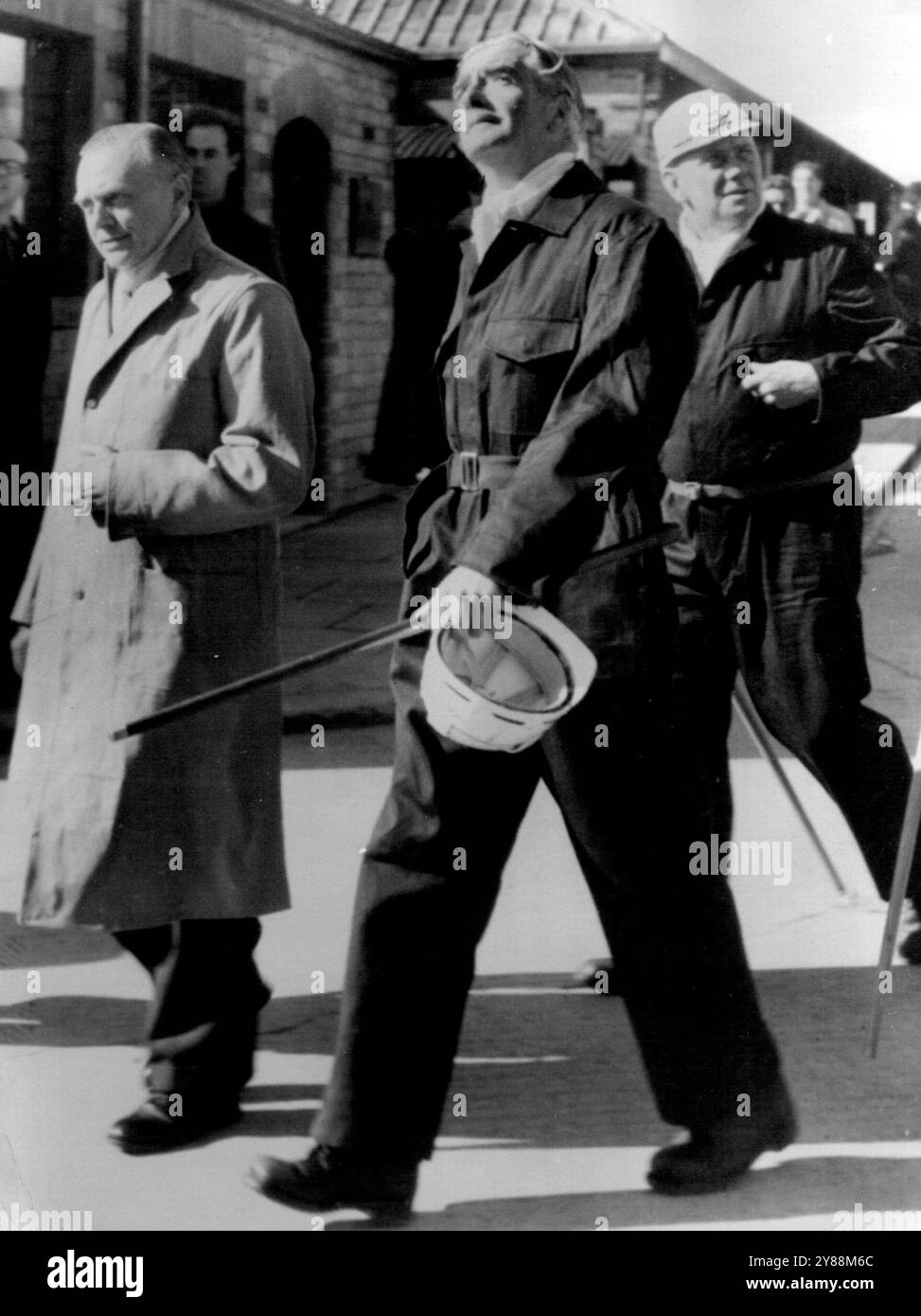 Premier Inspects Colliery Showplace -- der britische Premier Sir Anthony Eden, begleitet von Beamten des National Coal Board, trägt einen Bergarbeiterhelm und einen Stab des Deputy (Ein Deputy der Zeche ist ein Mann, der Traggerüste inspiziert usw.), um einen Schacht in der Lynemouth Colliery, Northumberland, heute 14. September, abzusenken. Rund 100.000 Tonnen Kohle sollen in der Zeche gewonnen werden. und aus diesem Grund wurden bisher mehr als 3 Millionen Pfund für einen großen Wiederaufbau ausgegeben, der die Zeche nach ihrer Fertigstellung zu einer der größten des Landes machen wird. Lynemouth, heute eine rein elektrische Grube, begann 1929 mit der Produktion und Rekonstruktionen Stockfoto