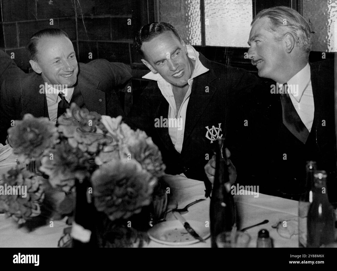 Anthony Eden ihr Abendessen in Adelaide Gone mit dem Cricketspieler Sir Don Bradman Ian Johnson Bent Victoria Anthony Eden. März 1949. Stockfoto