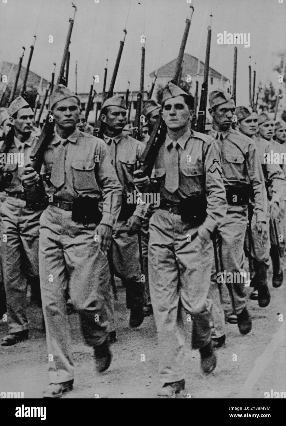 ***** Fallschirmjäger Parade in Nordafrika mit US-Uniformen - Fallschirmjäger der französischen Armee mit US-Uniformen, Parade in ***** , Französisch Morooco, vor General Henri Honore Giraud, Vorsitzender des französischen Komitees für nationale Befreiung. General Giraud war auf einer Inspektionsreise der Truppen in Marokko. November 1943. (Foto von U.S. Office of war Information Picture). Stockfoto