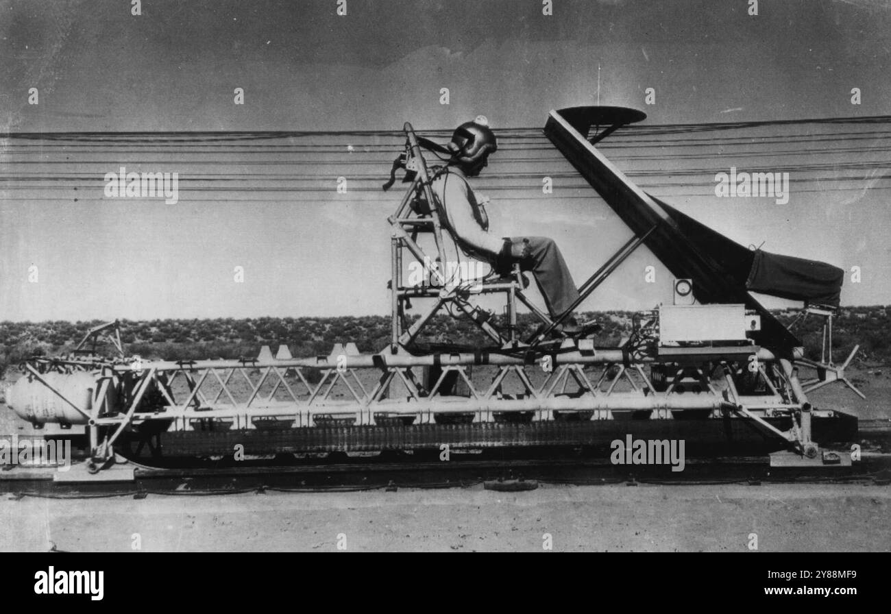 Testen des menschlichen „Stopp“-Widerstands – dieses raketenbetriebene Eisenbahnfahrzeug wird von der Luftwaffe benutzt, um herauszufinden, wie viel Verzögerungsschock der menschliche Körper aushalten kann. Das Fahrzeug erreicht eine Geschwindigkeit von 150 m.h., dann wird es in einer Fünftelsekunde auf 75 m.h. abgebremst. Die Testergebnisse werden bei der Entwicklung von Crashschutzausrüstung für Flugzeugbesatzungen helfen. Der Testfahrer ist an einem Sitz mit einer riesigen Windschutzscheibe festgeschnallt, die ihn vor Luftzirkulation schützt. Januar 1950. (Foto von AP Wirephoto). Stockfoto