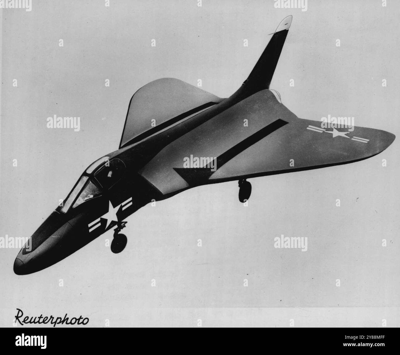 Tail-less Terror -- jetzt ist der XF-4D, der seine ersten Flugtests erfolgreich bestanden hat. Das sage-less Flugzeug ist eigentlich ein dreieckiger Plattformflügel mit einem schlanken noss, der nach vorne hinausragt, um dem Piloten ein Cockpit zu bieten. Es wurde entwickelt, um von Trägerdecks katapultiert zu werden und schnell für das Abfangen in großer Höhe zu klettern. Erste Flugtests wurden auf der Edwards Air Force Basis in Kalifornien durchgeführt, aber Details zur Leistung sind geheim. Februar 1951. (Foto von Reuterphoto). Stockfoto