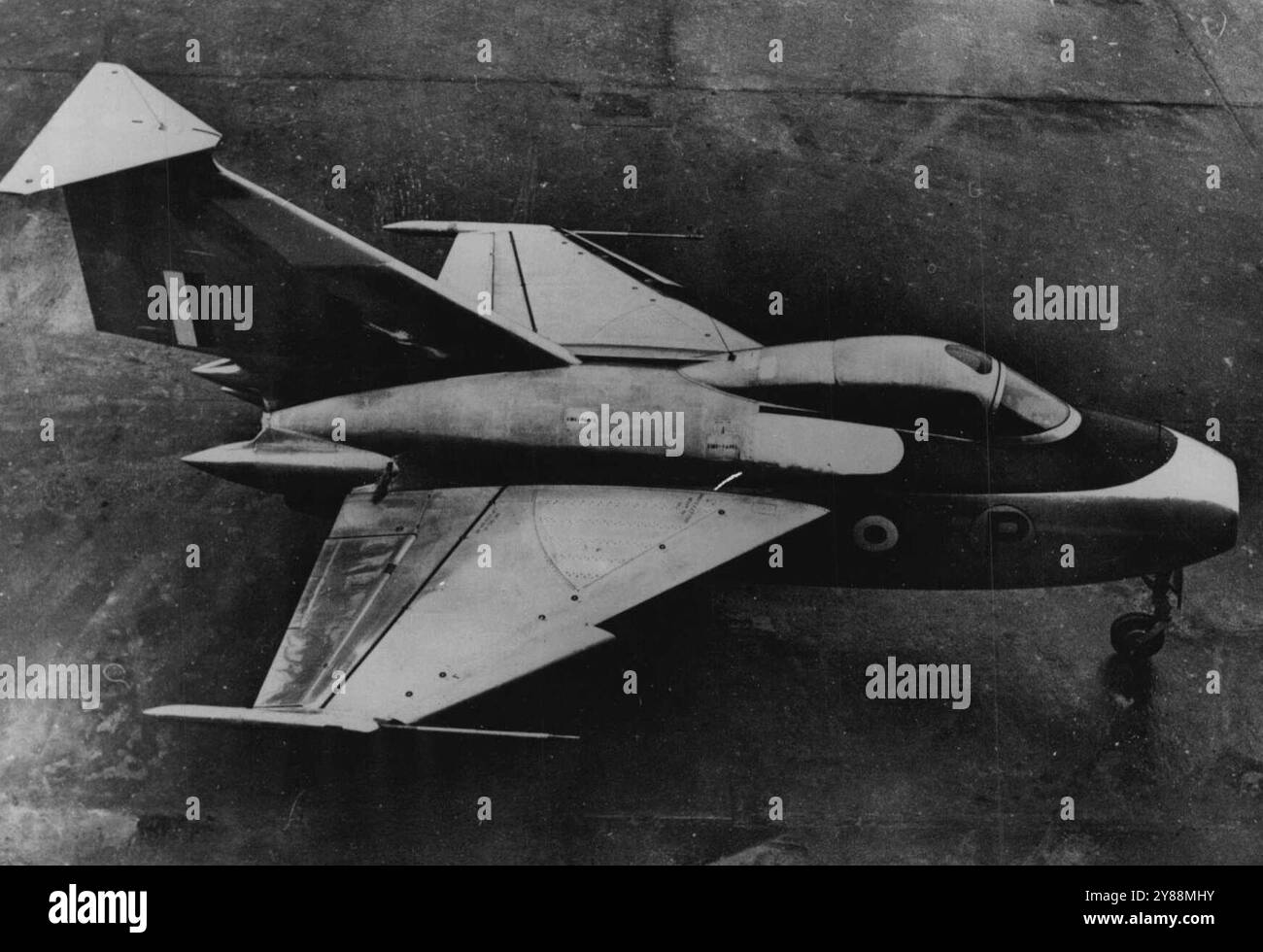 Neues britisches Flugzeug macht seinen ersten Flug -- das neue britische Forschungsflugzeug - das Fairey Delta I. Ein neues britisches Flugzeug, die Fairey Delta I, hat seinen ersten Flug gemacht. Das Delta wurde im Geheimen von der Fairey Aviaiton Co. Entwickelt und ist Teil eines Programms von Hochgeschwindigkeits-Experimenten, das derzeit von der britischen Luftfahrtindustrie durchgeführt wird. Der FG I wird von einem Rolls-Royce Derwent Turbojet angetrieben, der im Rumpf vergraben ist und seinen Abgasauslass am Rumpfende hat. Der Winkel der zurückgekehrten Flügel ist so schlafend, dass das Flugzeug eine Flügelspanne von nur knapp über 19 Fuß hat. März Stockfoto
