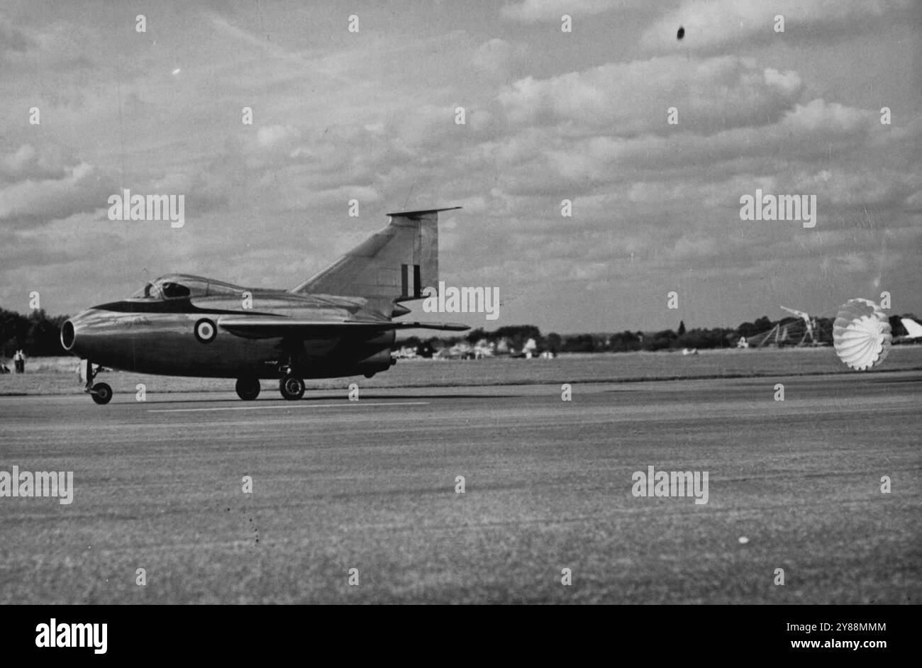 Großbritanniens ausgestelltes Flugzeug -- das 'Fairey Delta', ein Delta-Flügel-Forschungsflugzeug mit der Fallschirmbremse nach der Landung. Die große Air Display and Exhibition, die von der Society of British Aircraft Constructors organisiert wurde, wurde in Farnborough Hampshire eröffnet. September 1954. (Foto: Sport & General Press Agency, Limited). Stockfoto