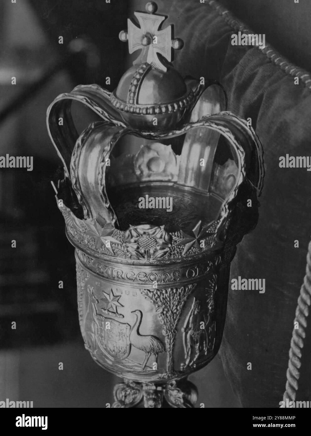 The Great Mace -- Mace präsentiert dem Royal Aus­tralasian College of Surgeons vom Royal College of Surgeons, England. Es wird drei Monate lang in der National Art Gallery in Sydney ausgestellt. Die Verarbeitung stammt von Omar Ramsden, dem berühmten Londoner Silberschmied, und das Material ist in Silber gemeißelt, vergoldet. August 1932. Stockfoto