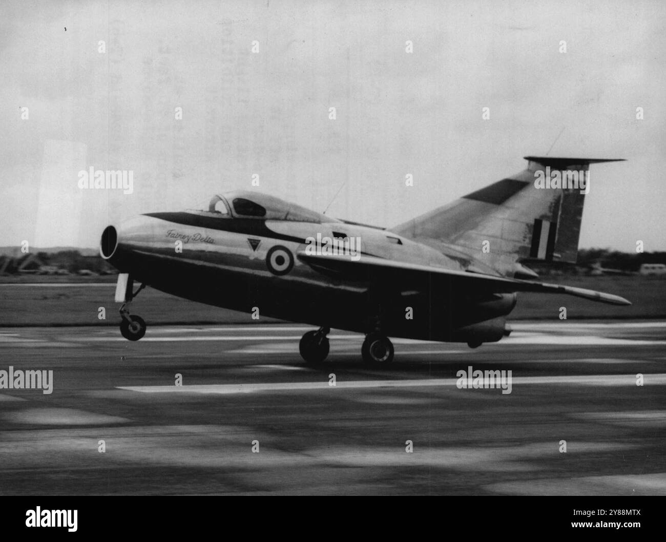 Delta Research Plane nimmt die Luft in Farnborough -- das Fairey Delta, ein Delta-Flügel-Forschungsflugzeug, das heute (Mittwoch) in Farnborough, Hampshire, für einen Demonstrationsflug bei der Flying Display 1954 und Ausstellung der Society of British Aircraft Constructors startet. Das Flugzeug ist eines der kleinsten auf der Show mit einer Spannweite von 20 Fuß. Er wird von einem Rolls-Royce Derwent-Triebwerk angetrieben. September 1954. Stockfoto