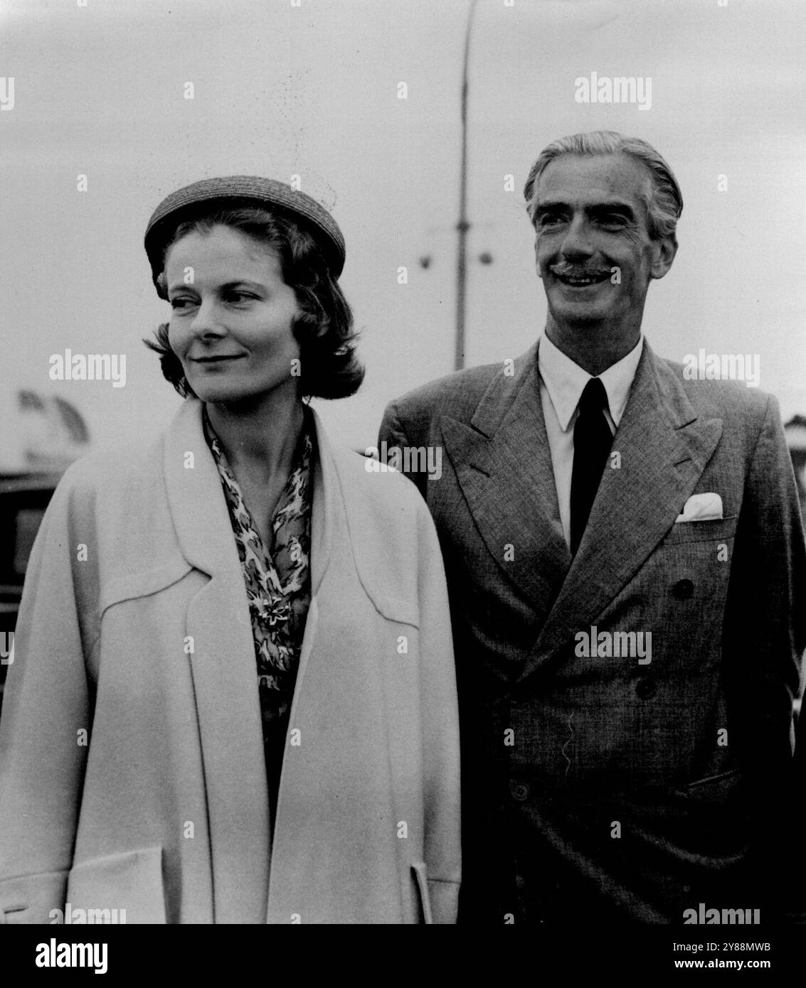 Frau Eden und Herr ***** Flughafen heute Morgen. Juli 1953. (Foto: Paul Popper, Paul Popper Ltd.) Stockfoto