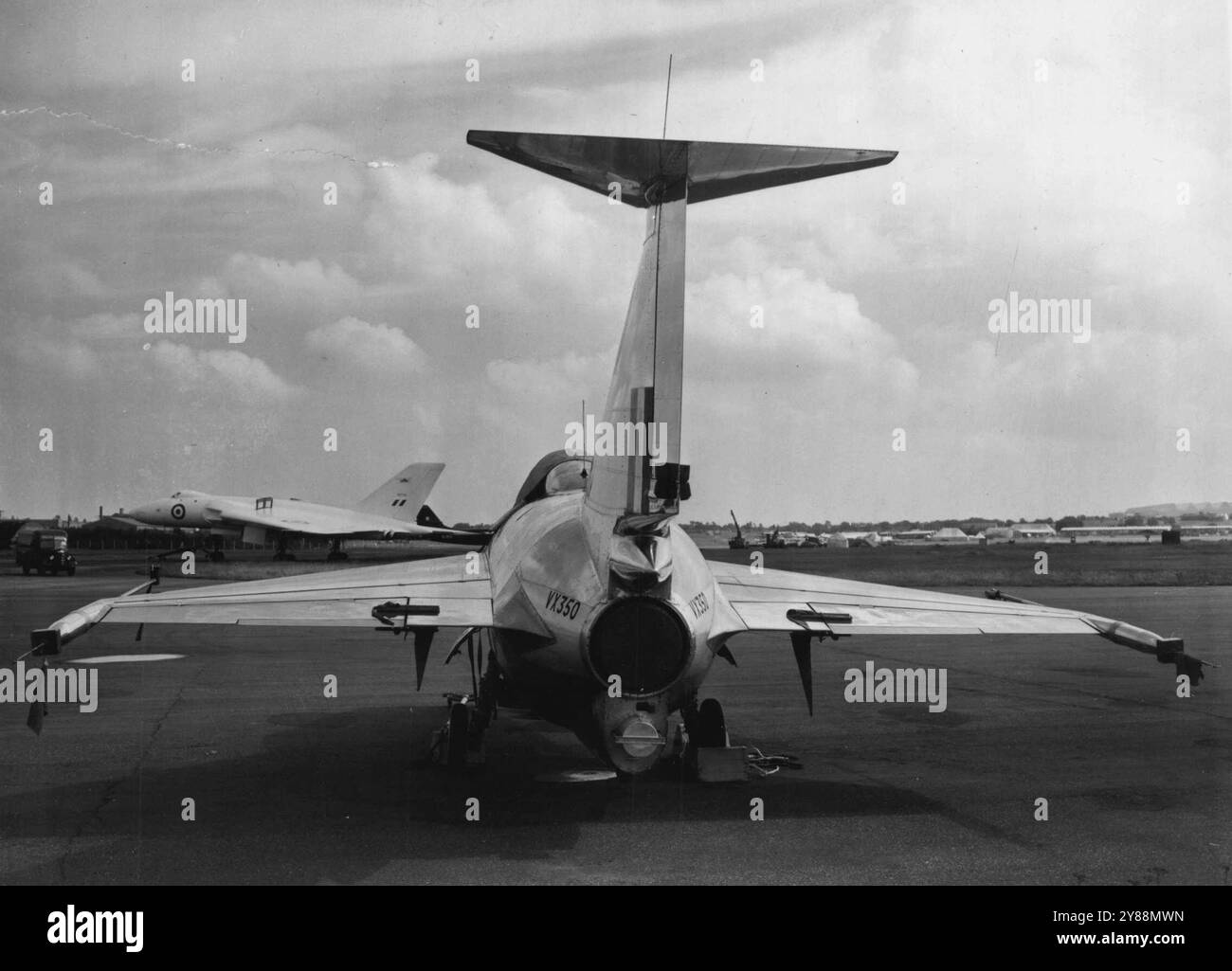 Delta Wing Flugzeuge in Farnborough -- der Jet Jäger das Fairey Delta, aus einem ungewöhnlichen Blickwinkel bei der Vorschau heute der Air Show hier, die morgen beginnt und die ganze Nestwoche fortsetzen wird. Im Hintergrund befindet sich der Delta-geflügelte Avro Vulcan, einer der neuesten britischen Jet-Bomber. September 1954. (Foto von United Press Photo). Stockfoto