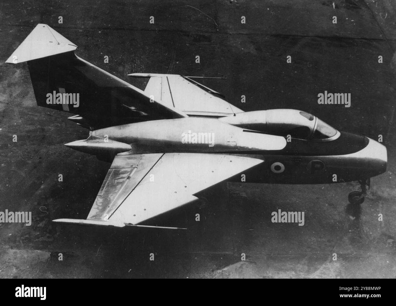 Das Neue Fairey „Delta“ Erkundet Geheimnisse Des Hochgeschwindigkeitsflugs. Ein Blick auf das fantastische neue Hochgeschwindigkeits-Forschungsflugzeug Fairey 'Delta' One (F.D.L), das seinen ersten Flug erfolgreich gemacht hat. Es können keine Leistungsdaten angegeben werden. Die F.D.L. wird so genannt, weil ihre Flügelform dem griechischen Buchstaben Delta ähnelt. Es handelt sich um ein kleines einsitziges Einsitzer, das auf einem fahrbaren Dreiradfahrwerk montiert ist und von einer Rolls-Royce Derwent Gasturbine angetrieben wird. Die Gesamtlänge beträgt 26 Fuß 3 Zoll, und die Flügelspannweite beträgt 19 Fuß 6 und 5 Zoll. Das schwanzlose Flugzeug ist für wichtige Forschungsarbeiten konzipiert Stockfoto