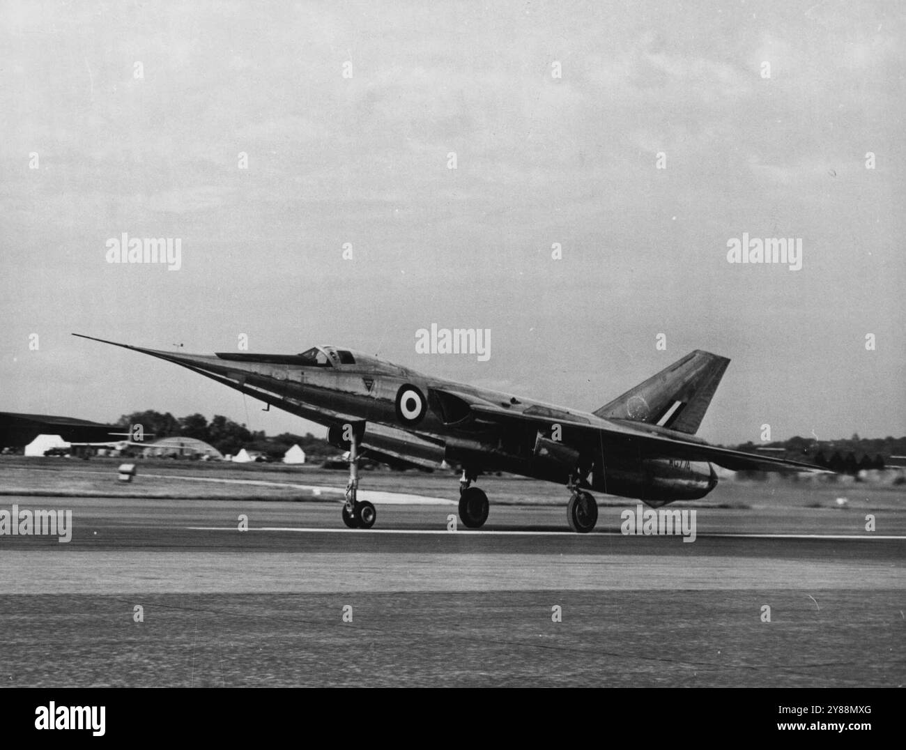 Großbritanniens Flugzeug in Farnborough. Das Fairey Delta 2, ein einsitziges Delta-Flügel-Forschungsflugzeug, das während der Farnborough Show startete. Das neue Flugzeug flog erstmals im September 1954 und erschien erstmals in Farnborough. Es ist das zweite britische Flugzeug, das Überschallgeschwindigkeit im Höhenflug erreichen kann. Sie hat dünne Flügel, in die die Haupträder vollständig eingefahren sind, und eine lange Nase, die im Flug wie eine Zugbrücke abgesenkt werden kann, was dem Piloten eine gute Sicht nach vorn für Landung, Start und Steuern gibt. Im normalen Flug die Nase Stockfoto