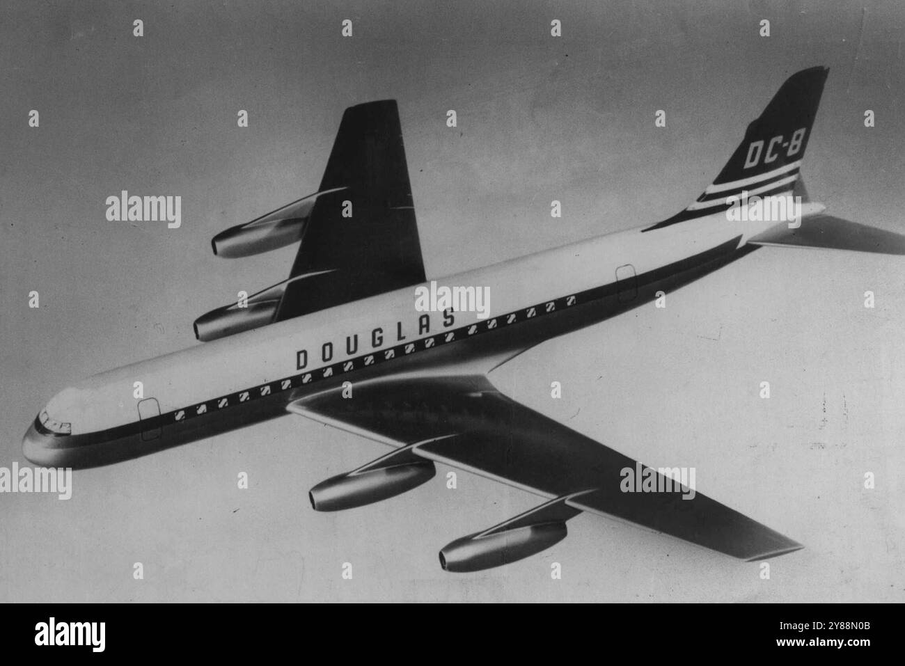 Amerikas erster Passagierflugzeuge transportieren den neuen DC-8 in Modellform und zeigen deutlich die gefegten Flügel und die Triebwerkskörper. Das Flugzeug, das einen Höchstbetrag von mehr als 550 Millionen pro Stunde haben soll, soll von der Fluggesellschaft Douglas gebaut werden und soll bis Dezember für erste Flugversuche bereit sein, 1957 Flugzeugablieferungen sollen im Jahr 1959 beginnen. Juli 1955. (Foto von Reuterphoto). Stockfoto