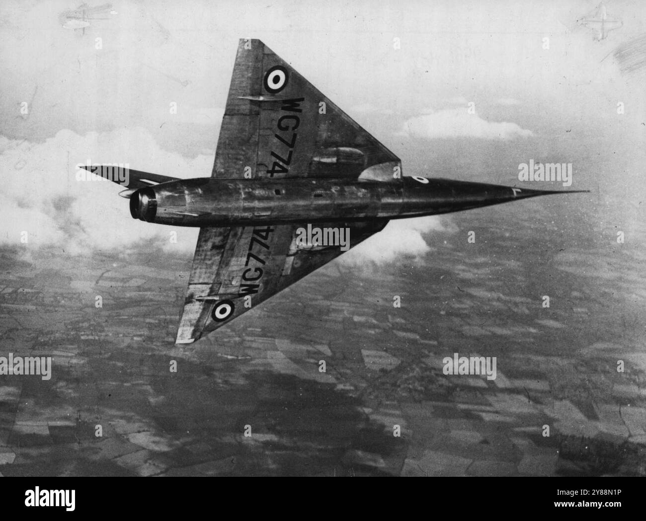 Großbritanniens fortschrittlichstes Forschungsflugzeug, das in Farnborough fliegen wird – seinen ersten öffentlichen Auftritt auf der Farnborough Air Show macht das Fairey Delta 2, das fortschrittlichste Forschungsflugzeug, das bisher in Großbritannien gebaut wurde, hier auf seinem ersten Foto im Flug zu sehen ist. Das Flugzeug ist in der Lage, die Schallgeschwindigkeit im Höhenflug über einen beträchtlichen Höhenbereich zu übertreffen, und seine 60-Grad-Deltaflügel bilden die fortschrittlichste Form, die bisher in einem britischen Flugzeug zu fliegen war. Das Triebwerk ist ein Rolls-Royce Avon Turbojet und Fairey-angetriebene Flying Contorls sind eingebaut. September 1955. Stockfoto