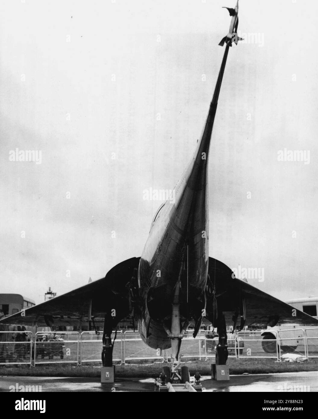 Großbritanniens Flugzeug in Farnborough. Ein ungewöhnlicher Blick auf die Nase des einsitzigen Delta-2-Forschungsflugzeugs Fairey Delta, das erstmals in der Öffentlichkeit in Farnborough gezeigt wurde. Angetrieben von einem Rolls Royce Avon-Triebwerk ist es das zweite britische Luftfahrzeug, das Überschallgeschwindigkeit im Höhenflug erreicht. Das Delta 2 wurde von Experten als „Droop-Shoot“ bezeichnet und hat eine lange Nase, die im Flug abgesenkt werden kann, eher wie eine Zugbrücke, um dem Piloten eine gute Sicht nach vorne zu geben, um zu landen, zu starten und zu steuern. Seine Flügelweite beträgt 26 Fuß. 10 Zoll Und seine Länge 52 ft. 3 Zoll Sept. Stockfoto