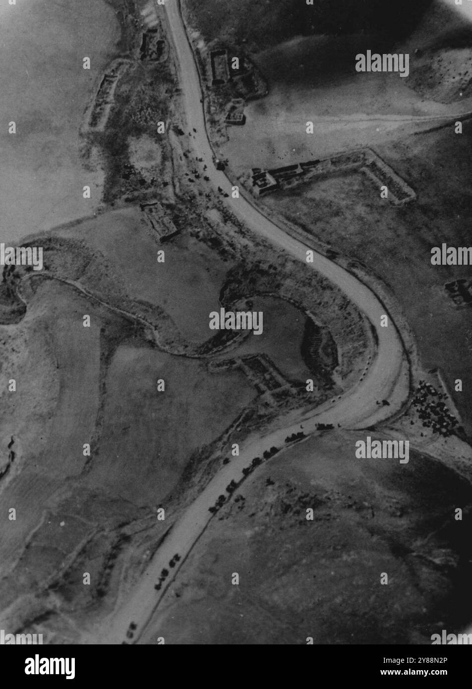 Russischer Austritt aus dem Iran -- ein Blick aus der Luft auf den Kazvin Pass, etwa 30 Meilen nördlich von Kazvin. Eine russische Säule bewegt sich nach Norden in Richtung Pahlevi, dem Iran-Hafen über das Kaspische Meer. Das Problem der russischen Einreise nach Persien hat sich gelöst. Der Rückzug der sowjetischen Truppen aus den Regionen Meshed, Shahrud, Semnan und anderen Punkten ist fast abgeschlossen. Die sowjetische Aktion, die vom Sicherheitsrat der Vereinten Nationen in New York erörtert wurde, wurde als "Verletzung des Vertrags von 1942" beschrieben. Wenige Tage nachdem Andrej Gromyko aus der Versammlung gegangen war, wurde beschlossen, zu schießen Stockfoto