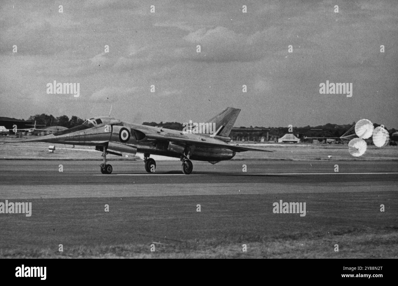 Großbritanniens ausgestelltes Flugzeug -- das Fairey Delta 2 - ein Forschungsflugzeug mit Delta-Flügeln, das mit Hilfe von Fallschirmen landet, die als Bremsen fungieren, nachdem sie während der Ausstellung in der Luft gezeigt haben. Die langgezogene Nase kann heruntergelassen werden (siehe Bild), damit der Pilot bei der Landung eine bessere Sicht hat. Die große Air Display and Exhibition, die von der Society of British Aircraft Constructors organisiert wurde, wurde in Farnborough Hampshire eröffnet. September 1955. (Foto: Sport & General Press Agency, Limited). Stockfoto