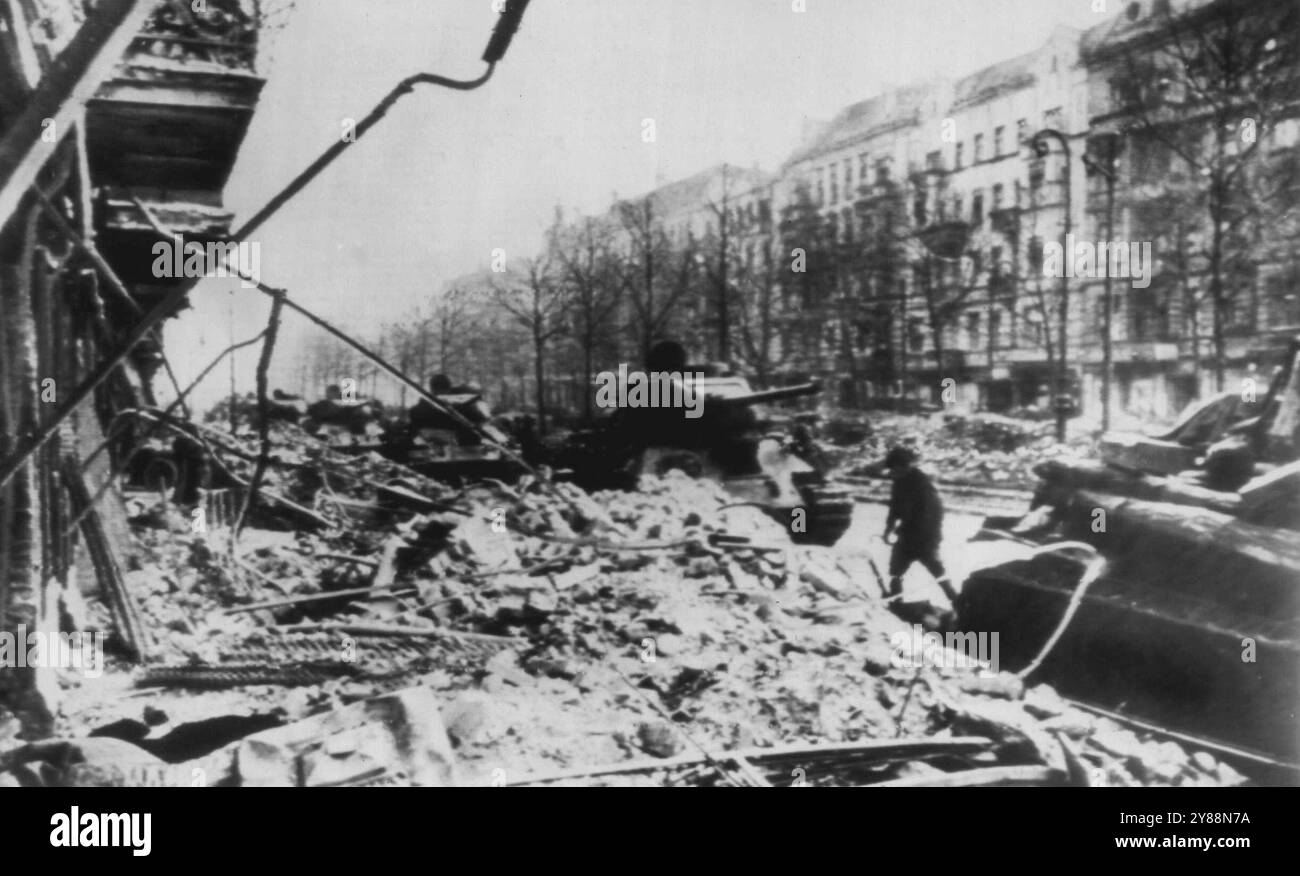 Sowjetische Panzer auf der Clear Street in Berlin -- russische Panzer konzentrieren sich auf eine Straße, die von Deutschen in Berlin geräumt wurde, laut Bildunterschrift auf diesem russischen Foto. Mai 1945. (Foto von AP Wirephoto). Stockfoto