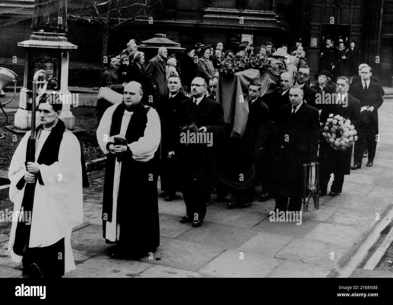 Beerdigung der RT. Pfarrer Dr. Barnes -- der Sarg, der die Kathedrale verlässt, auf dem Weg zum Logenhügelkrematorium. Die Beerdigungsfeier für den ehemaligen Bischof von Birmingham fand in ***** statt kathedrale heute. Während des kurzen Dienstes, der die Einäscherung im kommunalen Krematorium bei Lodge Hill vornahm, gab es keine Adresse. Wilson, war einer der Teilnehmer des Dienstes. Dezember 1953. (Foto im Bild des Vertrags für tägliche Post). Stockfoto