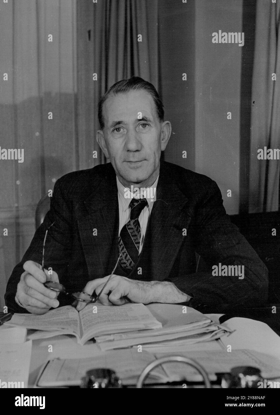 Minister Für Verkehr. Ein neues und unveröffentlichtes Porträt der Rt. A. J. Barnes, Arbeitsminister für East Ham und Verkehrsminister. Dezember 1946. (Foto von Topical Press) Stockfoto