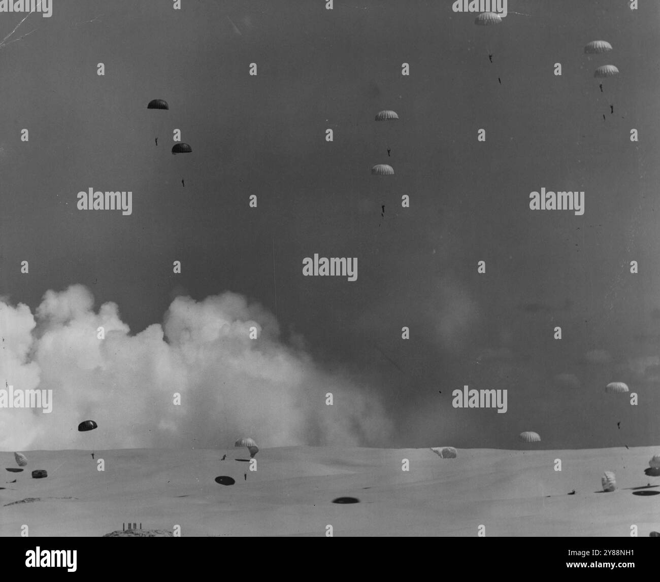Taktische DemonstrationParatroops landen heute während der taktischen Demonstration auf den sandhills am Morna Point. Oktober 1955. (Foto: Stuart William MacGladrie/Fairfax Media). Stockfoto