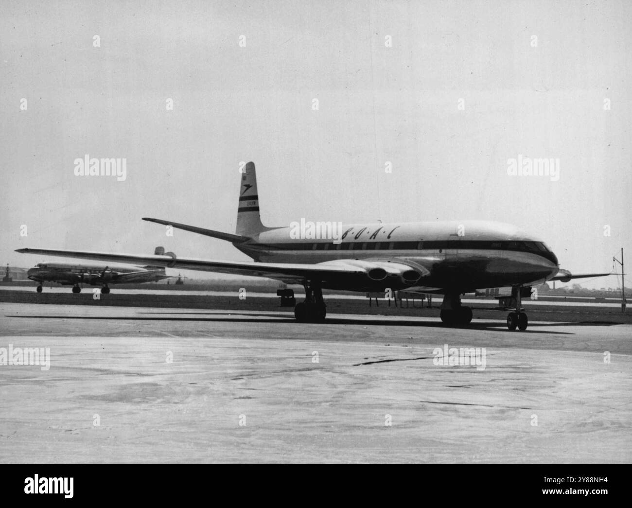 Der letzte der Kometen kehrt nach Hause zurück -- der Komet 'Yoke William' Taxi fährt am Flughafen London ein. Das Komet-Flugzeug, "Yoke William", das letzte der BOAC-Flotte, das noch an Bord war, als das Lufttüchtigkeitszeugnis von diesen Flugzeugen entzogen wurde, flog heute von Colombo zum Flughafen London. Die Strecke führte über Beirut und Malta. Captain T.B. Stoney DFC, der das Flugzeug leitete, sagte, es war ein ereignisloser Flug. Das Flugzeug beförderte nur die fünfköpfige Besatzung, ohne dass Post oder Fracht erlaubt war. April 1954. (Foto von Fox Photos). Stockfoto