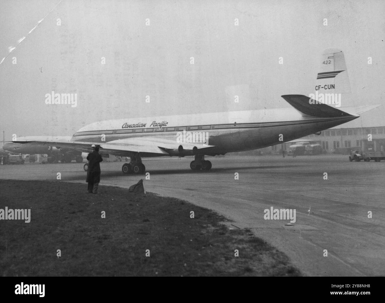 Comet off to Australian Base for Canada Line -- heute (Sonntag) startet das Flugzeug 'Empress of Hawaii, das auf dem Weg nach Sydney nach Beirut fährt. Der erste Comet, der in Australien eingesetzt wird, wird am 28. April den loto-Liniendienst für die Canadian Pacific Airlines aufnehmen, um ihre Strecke Sydney–Honolulu zu eröffnen. Der kanadische Pazifik war der erste Übersee-Käufer des Kometen. Der Auftrag wurde im Dezember 1949 für zwei Kometen erteilt. Die Verbindung Sydney nach Honolulu ist Teil des Canadian Pacific Service, der über Fidschi (Kanton Honolu) nach Cancouver verkehrt Stockfoto