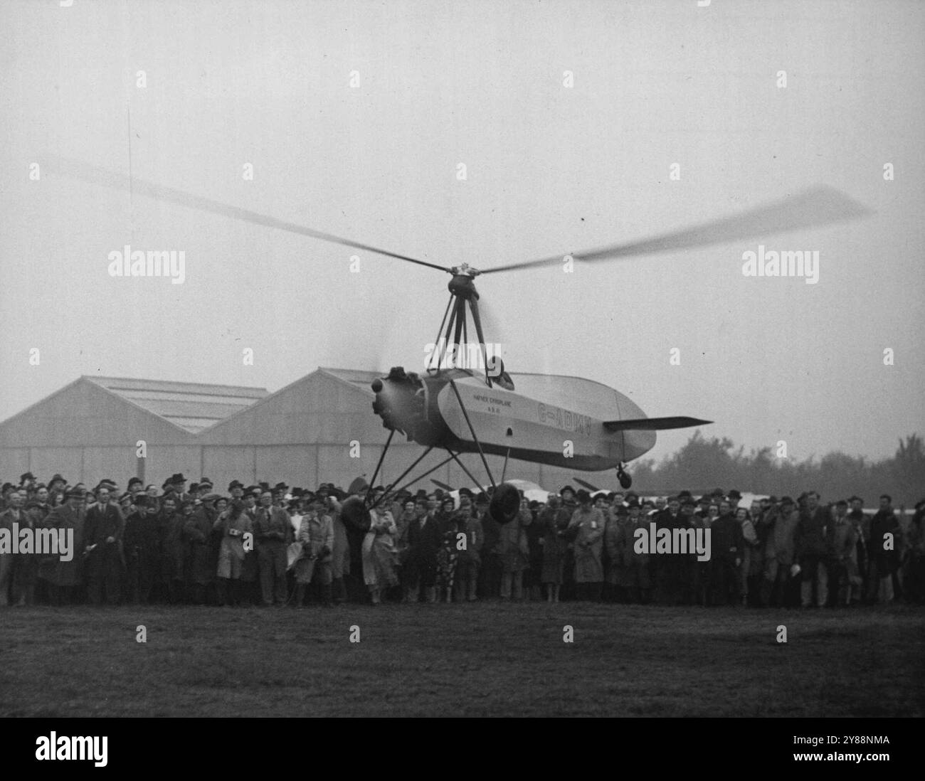 Flug unter rotierenden Flügeln -- das erste hafner-Kreiselflugzeug (Pobjoy Niagara 90 PS-Motor) mit fast vertikalem Start. Zwei neue Kabinenmodelle dieses bemerkenswerten Flugzeugs sind im Design; sie sollten in der Lage sein, langsam auf ihren Scheinwerfern zu fliegen wie ein Auto bei Nacht oder im Nebel und um 120 Uhr/h am 23. September 1937 zu fliegen. Stockfoto