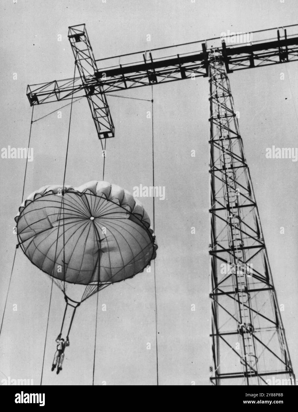 Der „Fallschirmturm“ in Hightstown, N.J., soll bald dazu genutzt werden, eine experimentelle Einheit der US-Armee aus dem nahe gelegenen Fort Dix als Fallschirmspringer auszubilden, wie der Krieg Depart­ment am 18. Juli bekannt gegeben wurde. Die Truppen sollen ähnlich wie die russischen und deutschen Fallschirmtruppen ausgebildet werden, hieß es. Juli 1940. (Foto von zugehörigem Pressefoto). Stockfoto