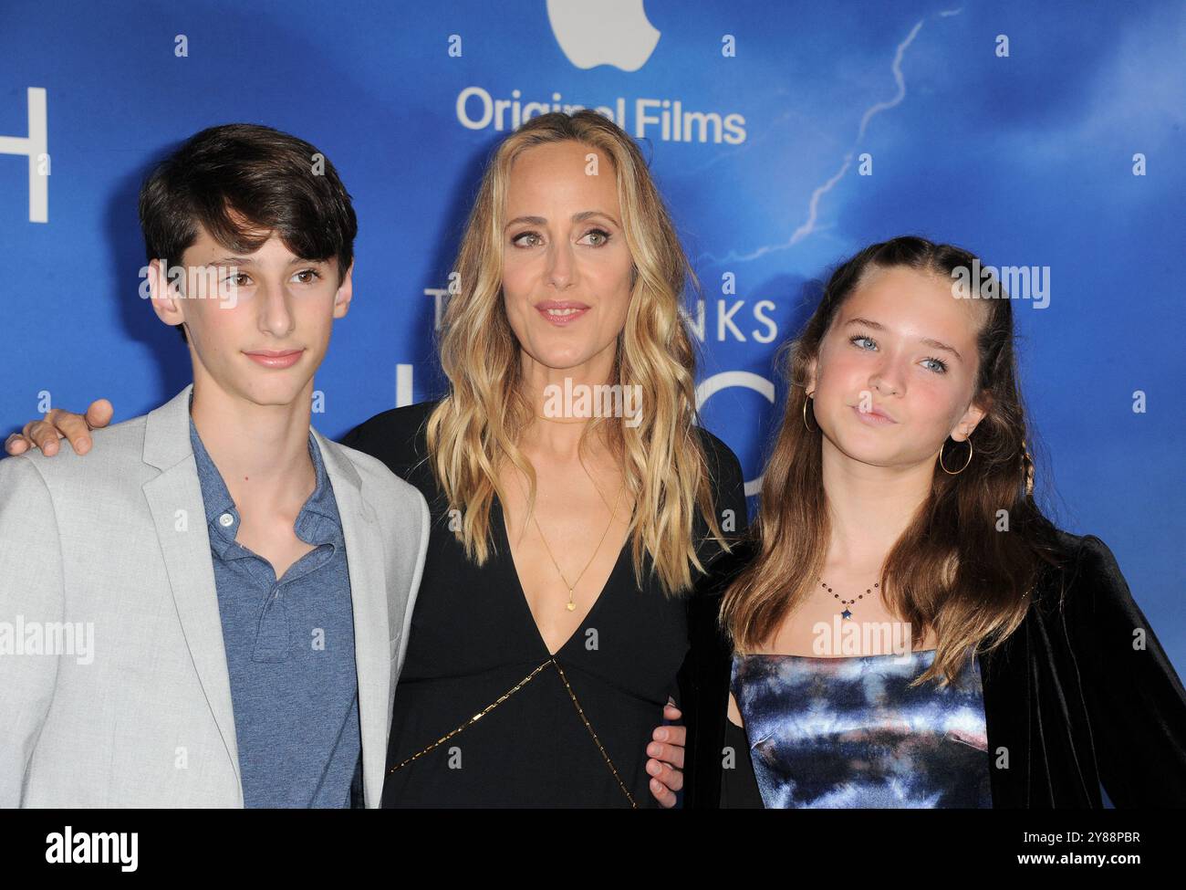 Ora Duplass, Leo Boyer und Kim Raver bei der Premiere von „Finch“ von Apple Original Films im Pacific Design Center in West Hollywood, USA am 2. November 2021. Stockfoto