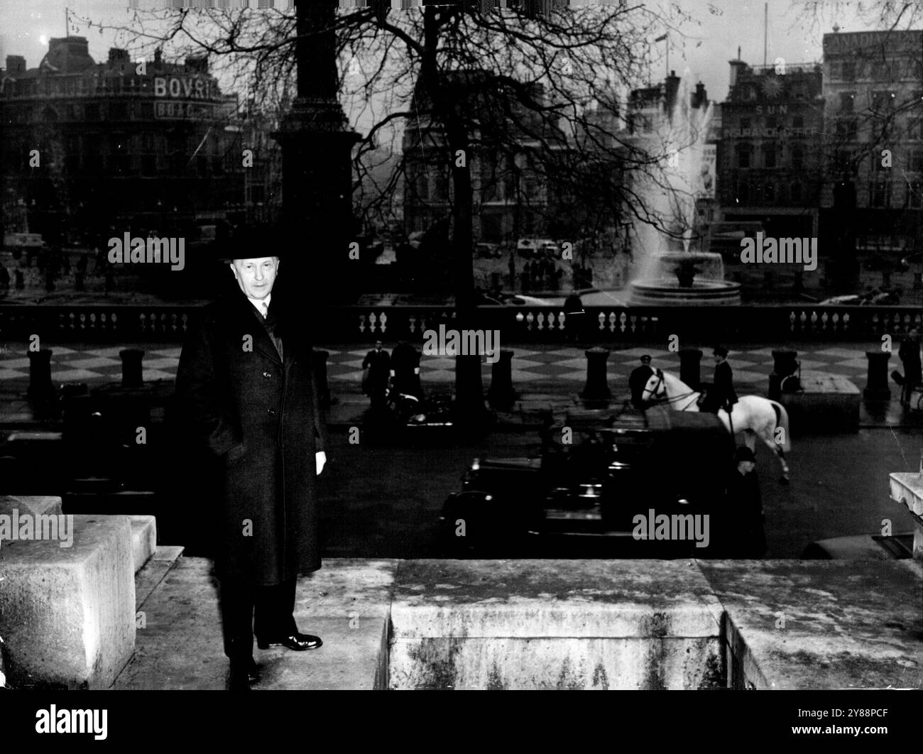 Adenauer sieht Stadt: Dr. Adenauer, Kanzler der Bundesrepublik Deutschland, auf den Stufen der Nationalgalerie. Der Trafalgar Square ist im Hintergrund zu sehen. Dr. Adenauer besuchte heute Morgen die Nationalgalerie, bevor er zu Nein ging 10 Uhr, um an einem Mittagessen teilzunehmen, das der Premierminister gegeben hat. Seine Ankunft in der Downing Street war gekennzeichnet durch das Werfen von Flugblättern und Schreien von „nach Hause gehen“. Aber vor diesen Abenteuern durfte er London in Ruhe genießen. Dezember 1951. (Foto: Paul Popper) Stockfoto