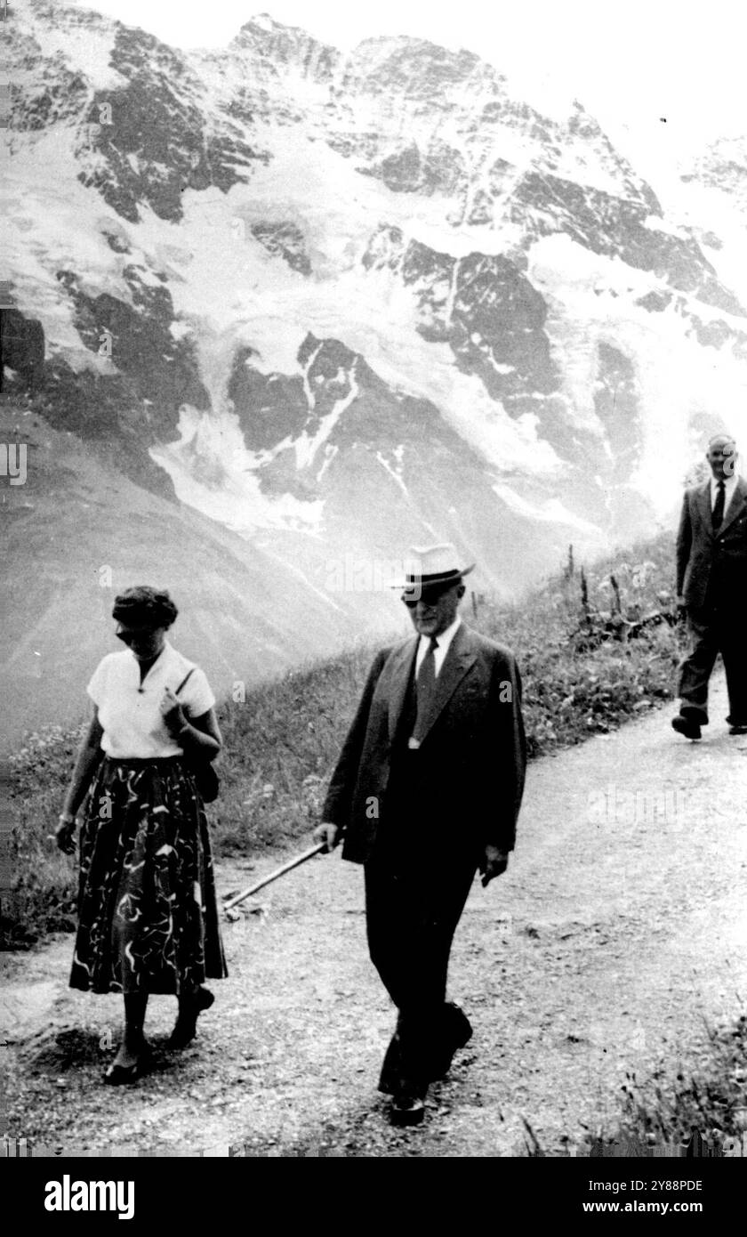 Dr. Adenauer Im Urlaub - In Der Schweiz: Dr. Adenauer ***** Mit seiner Tochter Mme. Meinert ***** In Murren. Während sich die Großen vier in Genf treffen, um über die Zukunft Deutschlands zu entscheiden, nimmt der Bundeskanzler Dr. Adenauer ***** Murren, in der Berness ***** . Er bleibt in engem Kontakt ***** Beobachter in Genf. Juli 1955. (Foto: Sport & General Press Agency Ltd.) Stockfoto