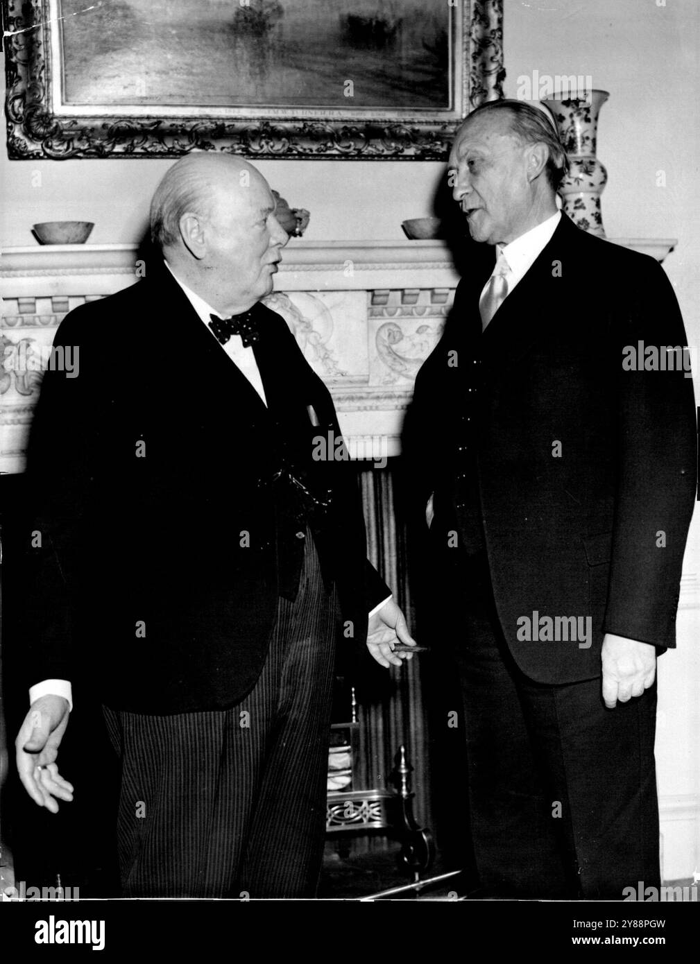 Adenauer-Mittagessen mit Churchill: Der Bundeskanzler Dr. Konrad Adenauer (rechts) spricht heute mit Premierminister Winston Churchill in der Downing-Street in London. Dezember Dr. Adenauer hat mit dem Premierminister gegessen. Dezember 1951. (Foto von zugehörigem Pressefoto) Stockfoto