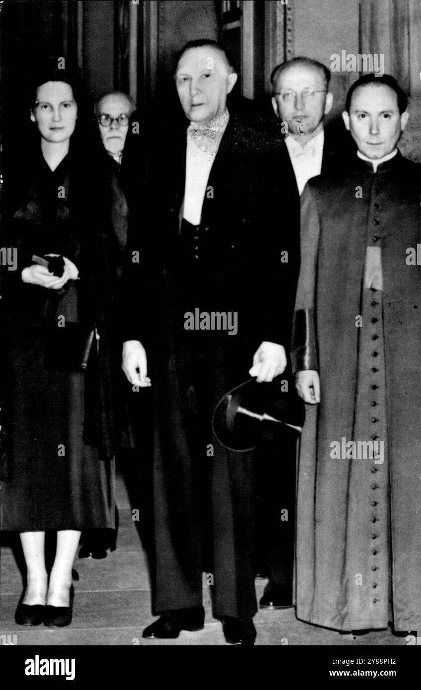 Der deutsche Bundeskanzler Dr. Konrad Adenauer bei einem Empfang im Vatikan. Neben ihm seine Tochter Lotte und Monsignore ***** . Dezember 1954. (Foto: Paul Popper Ltd.) Stockfoto
