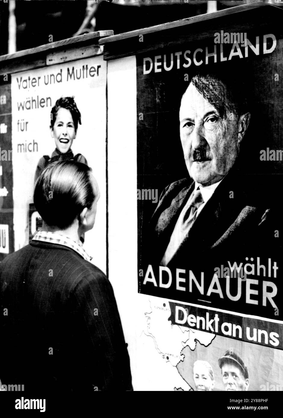 Ein Porträt des Bundeskanzlers Konrad Adenauer auf einem Wahlplakat der Christdemokratischen Union in der Nähe des Frankfurter Eschersheiner Turms wird von Adenauers politischen Gegnern mit einem falschen Fringe und Schnurrbart beklebt, um ihm das Aussehen Hitlers zu verleihen. September 1953. (Foto von zugehörigem Pressefoto) Stockfoto