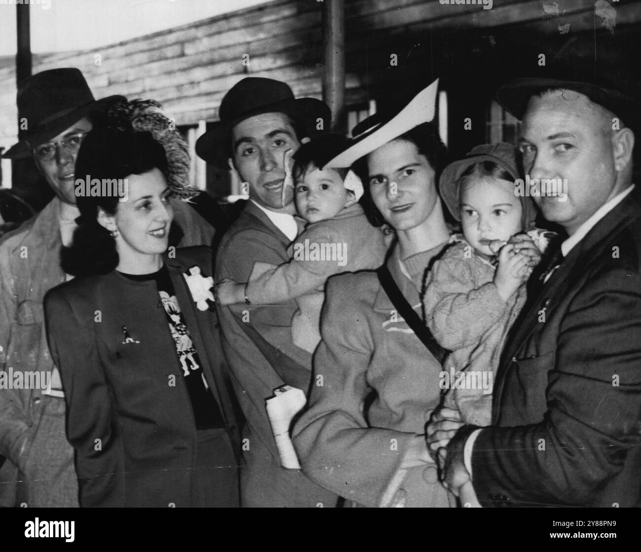 Einige der zweiten Gruppe von US-Soldaten und ihren Familien San Francisco am 21. Oktober 1947, auf der Marine Phoenix unter ***** Das neue Assistenzprogramm der Regierung. Von links nach rechts: Clarence M. Kroeger (28) und Ehefrau Phyllis (26) aus Spencer, Iowa. Sie wohnen bei den Eltern ihrer Frau in Caulfield, Melbourne, und hoffen, ihr eigenes Milchgeschäft zu eröffnen. Kroeger war S/Sgt. In der Feldartillerie, (Armee) für 4 Jahre 8 Falter. Mr. Gay und Kind, aus New York, (Ehefrau verdeckt). Bertyl F. Swanson (39) und Ehefrau Evelyn (27) mit ihrer Tochter Glenys (2) aus Concord, New Hampshire. Swanson i Stockfoto