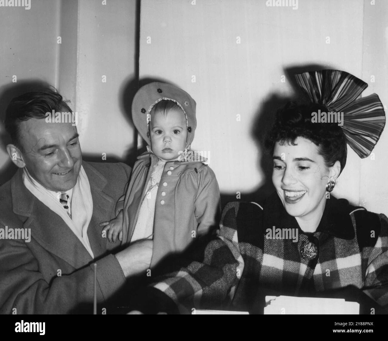 Cernack, J.M. und seine Frau Peggy schreiben zusammen mit ihrer Tochter Susan, die einige der Migranten an Bord der Marine Phoenix sind, die am 23. März 1948 von San Francisco nach Sydney segelte, einen Brief an Freunde, um ihnen von ihrer Heimkehr zu erzählen. Cernack ist ein Kältetechniker und hofft, in Brisbane, der Heimatstadt seiner Frau, und dem Ort, an dem sie sich während seiner Zeit in der US-Armee trafen, Geschäfte zu machen. April 1948. (Foto: Phyllis Pozzesi). Stockfoto