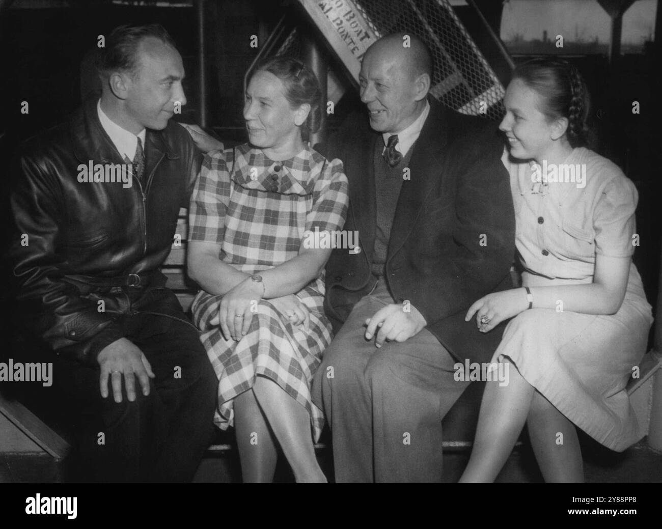 Verwaltungsbeamter in der Polizeipräfektur Riga (Latina) Fricis **** 2. Von rechts mit seiner Frau Vera und seiner Tochter Biruta treffen Sohn in Lans Janis Dumburs, der vor 15 Monaten auf einer Vorschaueinwanderungsreise ankam. September 1949. Stockfoto