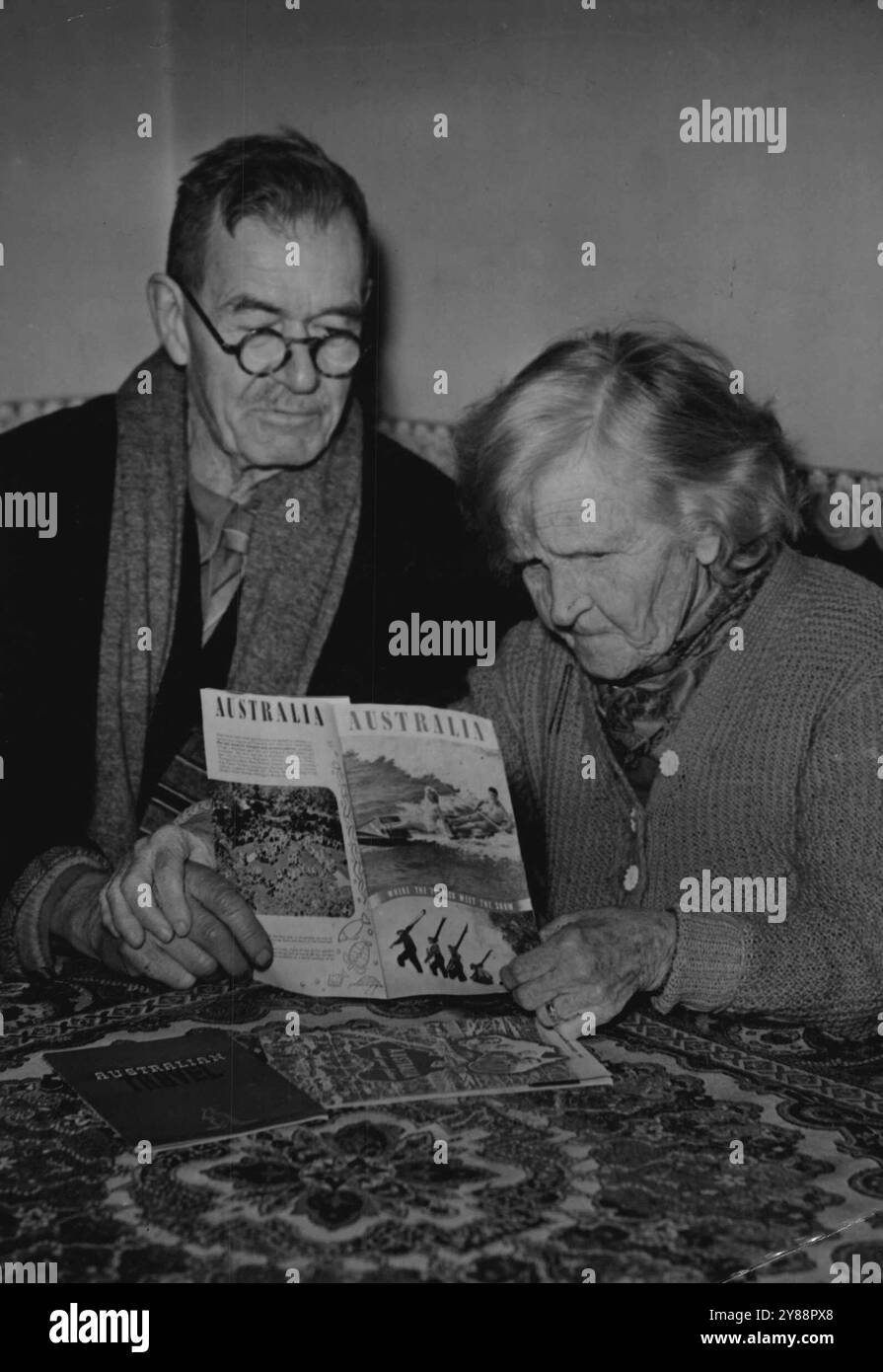 Achtzig Jahre jung - und auf dem Weg zu einem neuen Leben in Australien - Mr. Und Mrs. Banes haben alles über ***** gelesen Bald wird es ihr neues Zuhause sein, vor ***** Sie sind seit 53 Jahren verheiratet. Achtzig Jahre alt (oder jung) ist Mr. Kenneth Banes aus Sidcup, Kent, der sich für eine neue Karriere in Australien entschieden hat. Mr. Banes, ein technischer Vorarbeiter, wird von seiner Frau begleitet, die ebenfalls 80 ist. Er ist weit gereist und hat den Indianer bekommen ***** Goldmedaille für die Schießerei von Lord Kitchener im Jahr 1825. Als er in der indischen Verteidigungsstreitmacht war. Er ist 1,5m groß und sagt, mein Alter spielt keine Rolle. Es ist Bereitschaft und Stockfoto