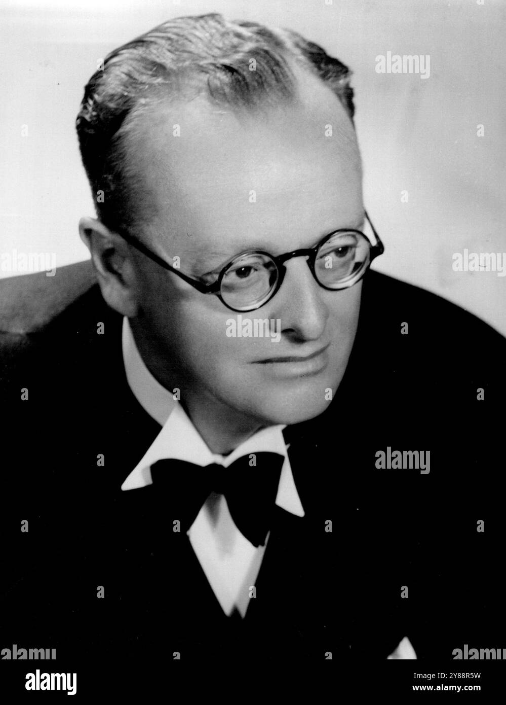 Opernsänger: Lily Kolos (links), spielt Marguerite in 'Faust' am Conservatorium Tonight; Bariton, Raymond Beatty (Mitte) Palys Mephistopheles und Contra Helen Kinnaird, Martha. Juli 1944. (Foto: John Lee Pty. Ltd.) Stockfoto Opernsänger: Lily Kolos (links), spielt Marguerite in 'Faust' am Conservatorium Tonight; Bariton, Raymond Beatty (Mitte) Palys Mephistopheles und Contra Helen Kinnaird, Martha. Juli 1944. (Foto: John Lee Pty. Ltd.) Stockfoto