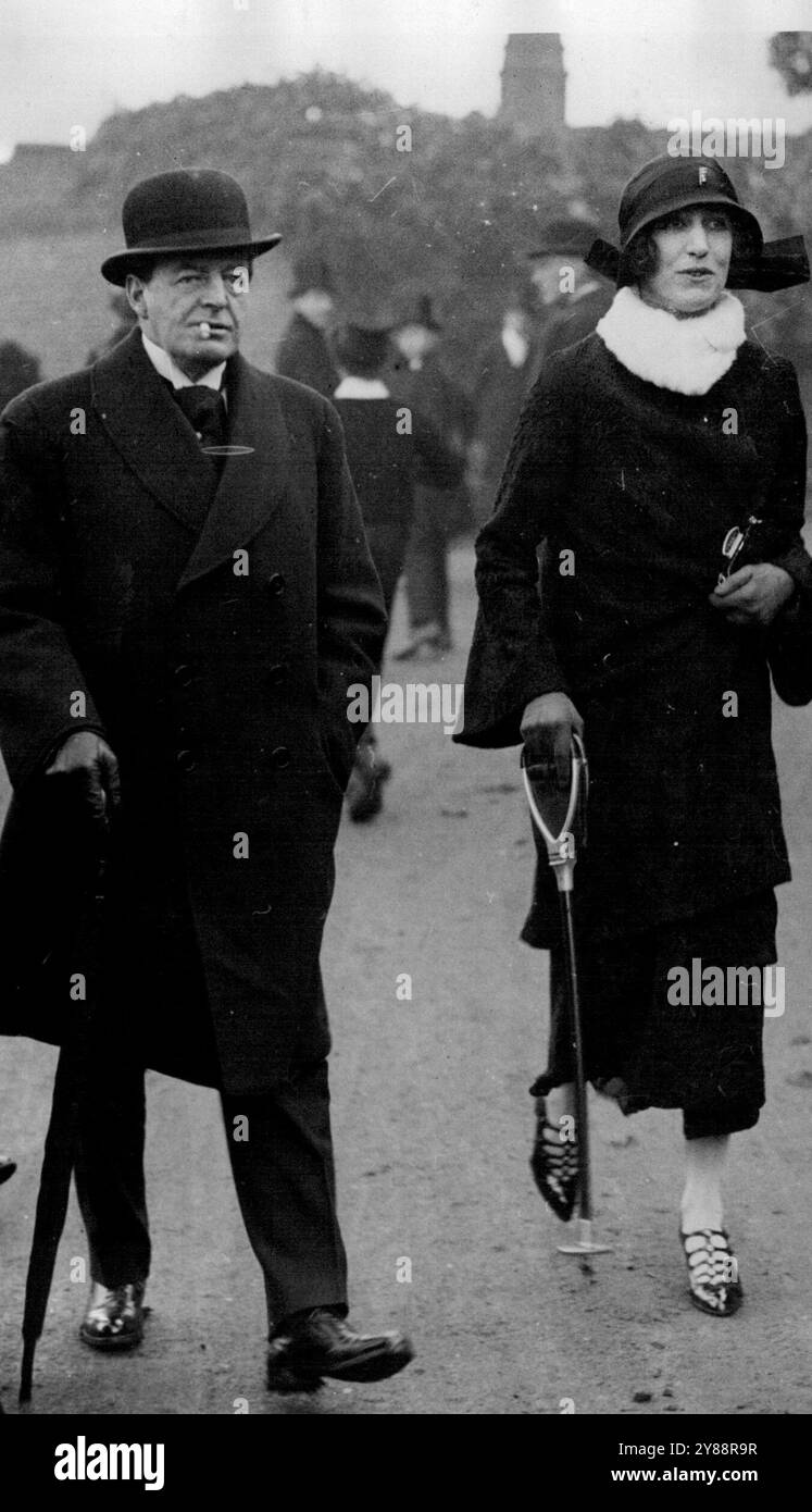 Eton Wall Game - Earl Beatty, einer der Zuschauer, läuft mit Freunden. 30. November 1923. (Foto von The Times). Stockfoto