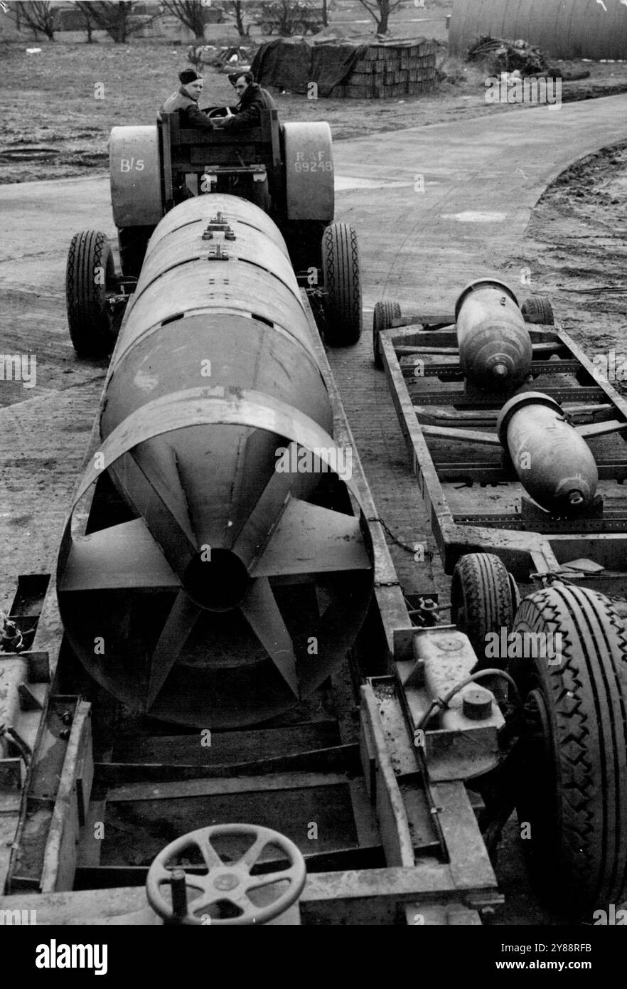 R.A.F.s 12.000 lb Bombe. - Eine Bombe von 12,000 im Vergleich zu einer Bombe von 500 Pfund und einer Bombe von 1.000 Pfund. Das R.A.F. Bomber Command hat eine immer größere Bombe auf Industrieziele im besetzten Frankreich und Deutschland abgefeuert. Der neue 12.000 Pfünder wurde mit verheerenden Auswirkungen auf Fabriken verwendet, die für den Feind arbeiten. März 1944. (Foto von britischem Offiziellen Foto). Stockfoto